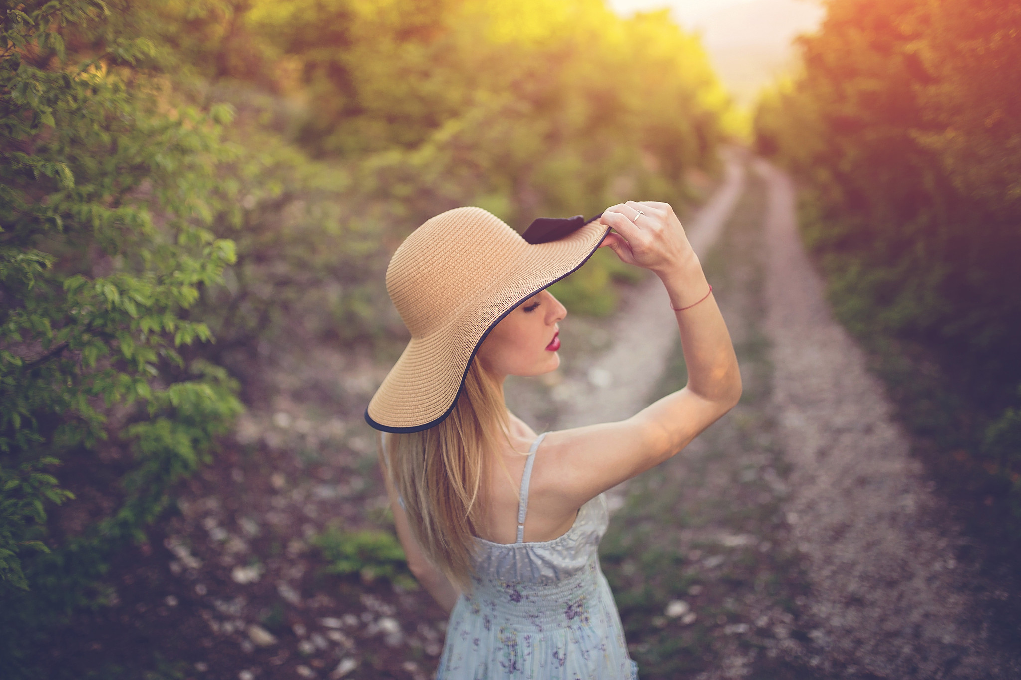 女人拼命笑着掩饰悲伤：她们的微笑背后的故事