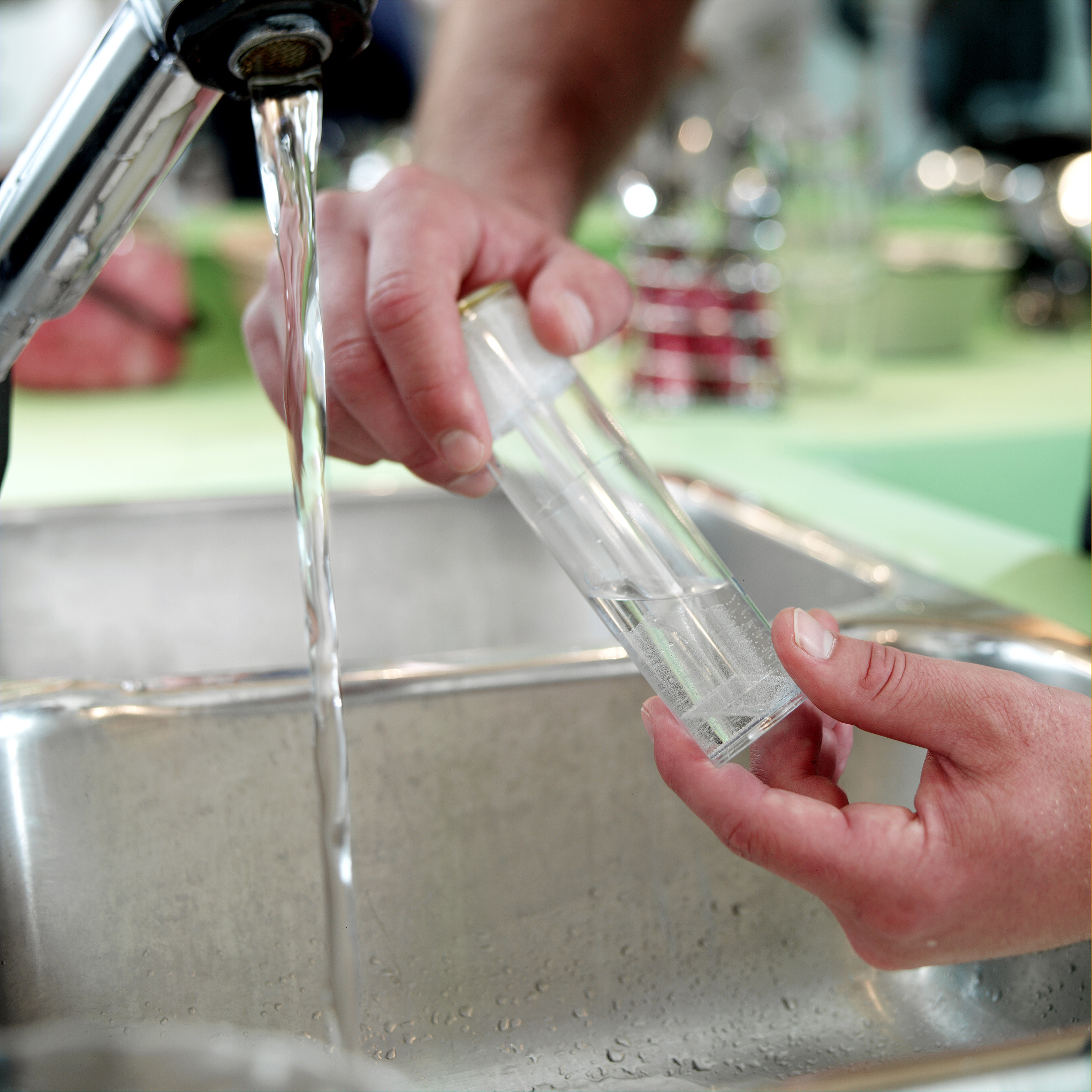 倒不出的水实验原理：表面张力和压强的完美平衡