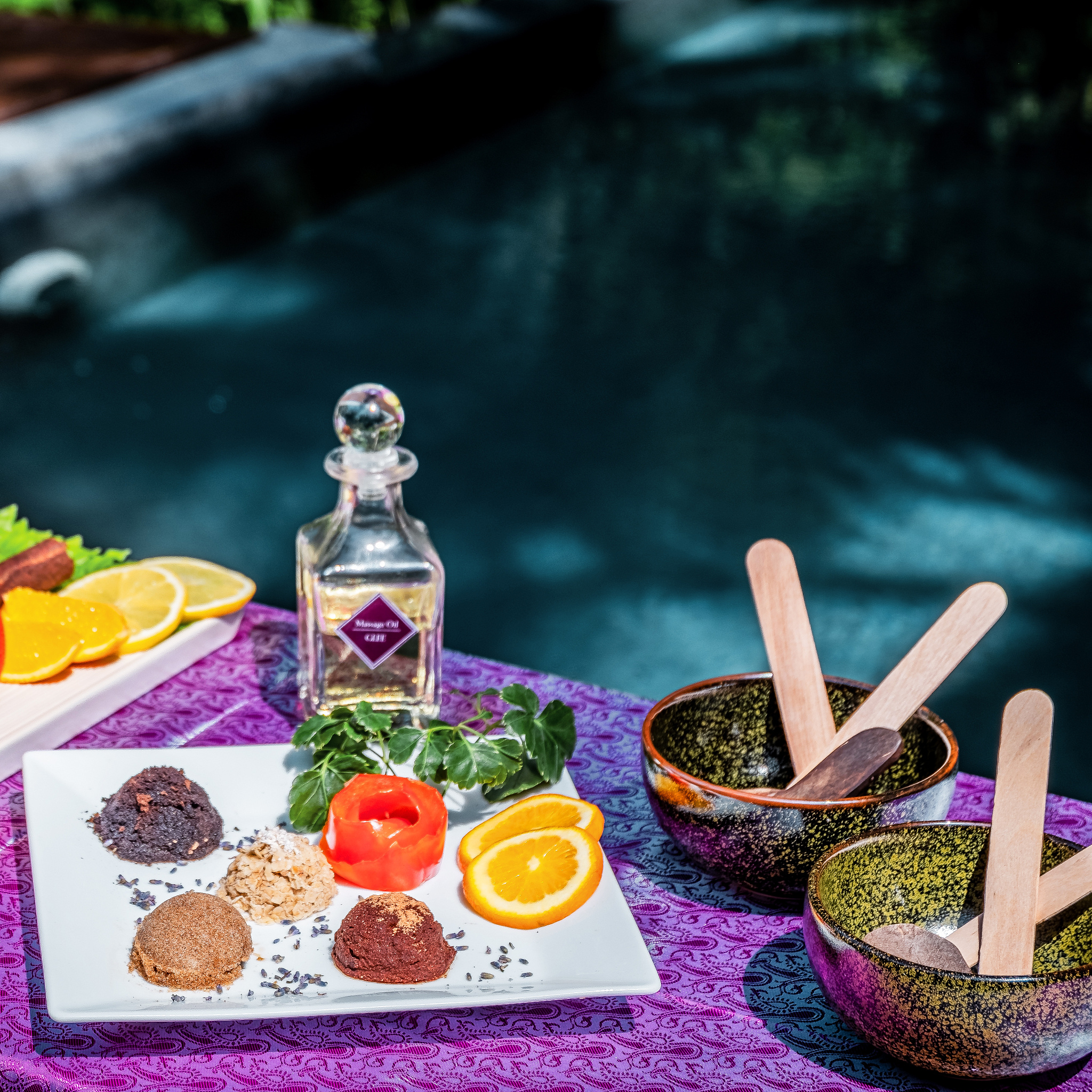 香味是我们生命中不可或缺的一部分。它可以给我们带来无限的想象和感动让我们感受到生命的多彩和美好。无论是食物的香气、植物的芳香、水果的香甜还是香水、香氛这种香味浓郁的产品都能让我们沉浸在它们的香气之中激发我们的感官带给我们愉悦和放松。特别是香水、香氛它们可以成为我们情感表达的工具。喷洒在身上的香水可以让我们感受到自己的气息和情感让我们更加自信和独立。而香氛则更加多层次和丰富持香更久。比如我最近迷上了