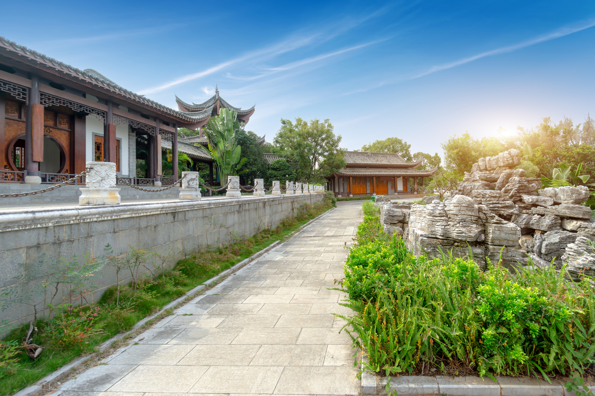 描写世家大族院子里宏大壮观的景象