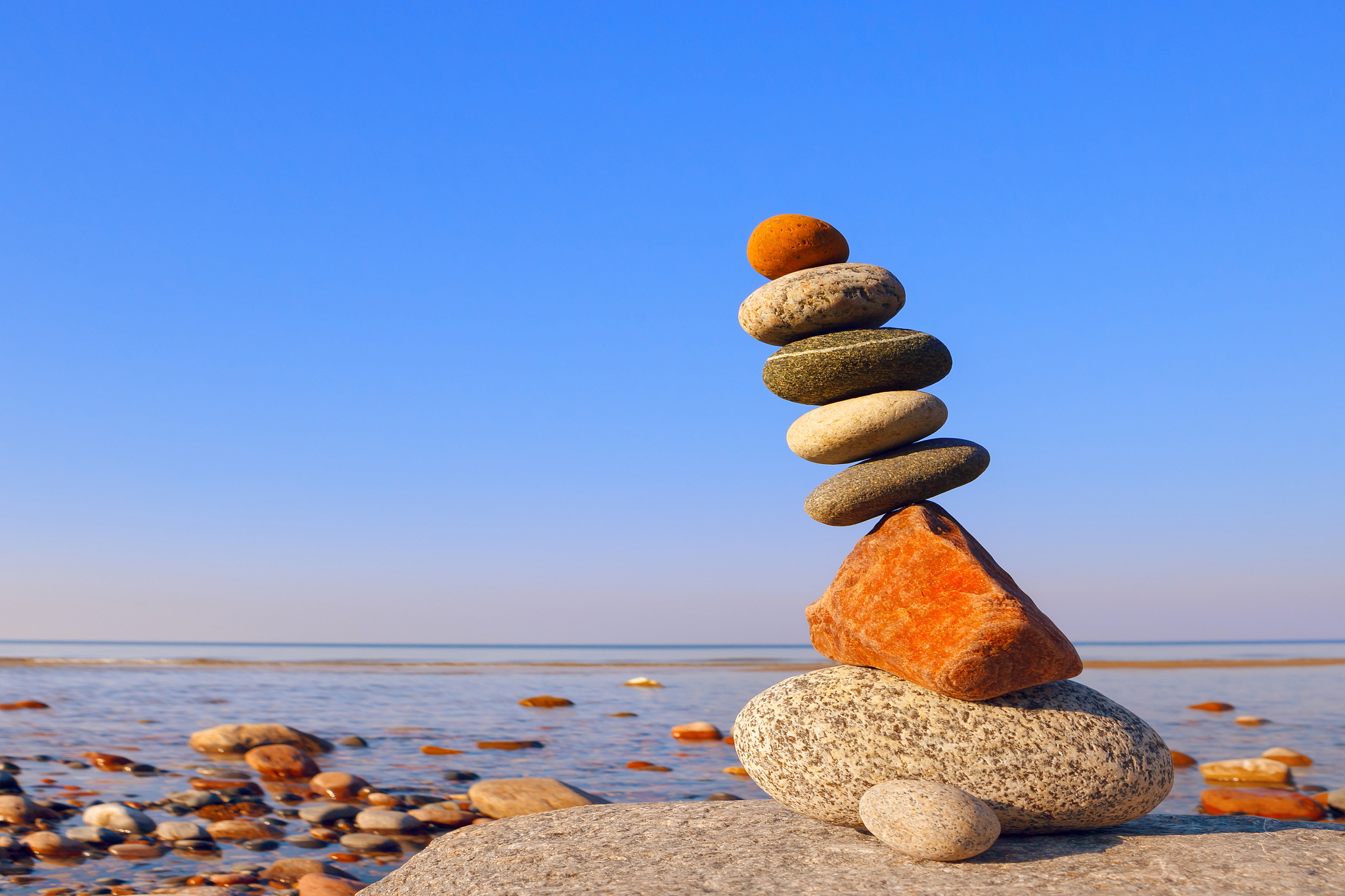 在不同的应用背景、专业类别和国家的学者和专家之间对于风险的定义存在着多样化的解释。可以大致将这些解释分为三类：第一种认为风险是指损失发生的可能性就像美国学者威雷特在1901年的论文中所说风险是不愿意承担的不确定性事件的客观反映5。第二种认为风险是实际结果与预期结果之间的差异。第三种认为风险是指损失的不确定性。在学术界一般的定义关注于损失和可能性即不良事件造成的损失。把这段话降低重复率