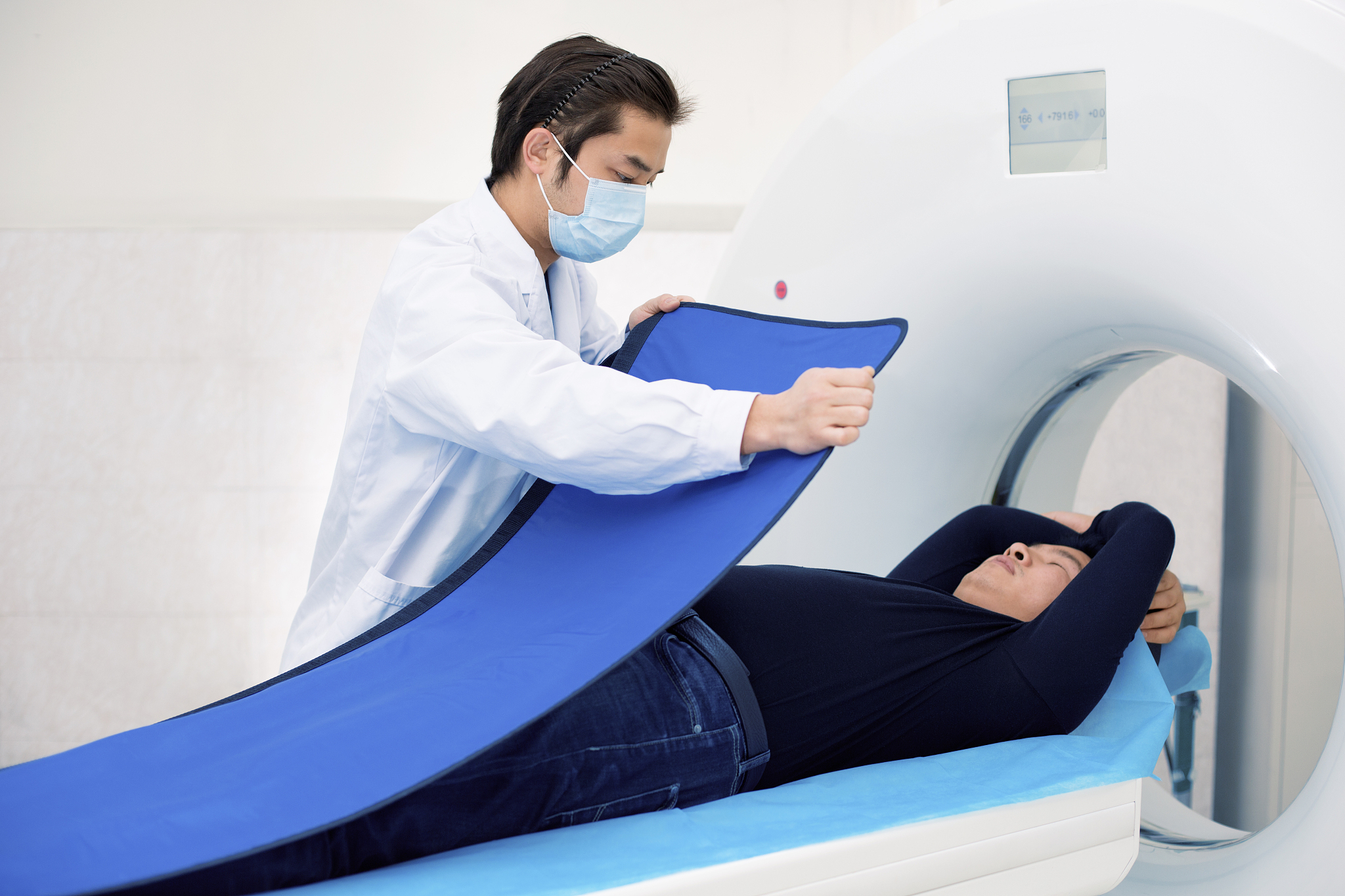 男性患者排尿困难2年，再次出现急性尿潴留，疑似尿道狭窄或前列腺增生