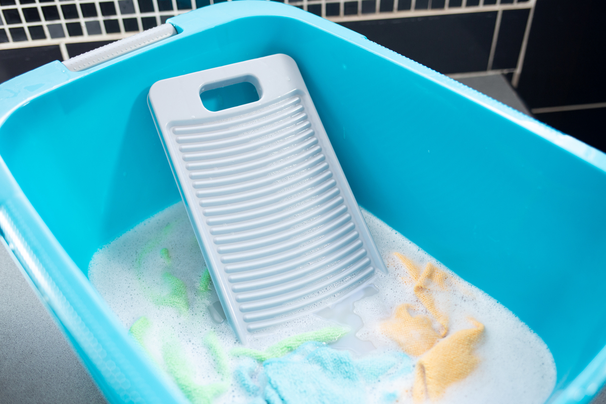 7、一次性马桶清洁刷用作马桶清洁刷头是一次性的而且自带清洁剂也可以用完直接丢进抹布里冲掉。相比传统的马桶刷既不能单买清洁剂、又无需留一个很脏的刷头在卫生间滋生细菌、产生异味平时存放就是一个小巧的刷杆不占地也可以挂起来。我家已经使用一年刚开始觉得有点不习惯用后来越用越觉得好感觉这是马桶刷近些年最成功的一次升级。8、静电除尘拖把用作全屋毛发、灰尘清洁前面是一张静电除尘纸用作吸附家里的毛发、毛絮、细小灰