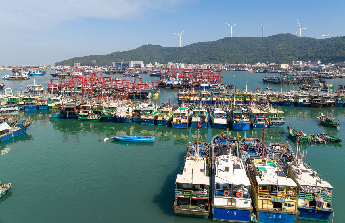 中国广东海陵岛闸坡渔港全景航拍,数百艘渔船停泊其中