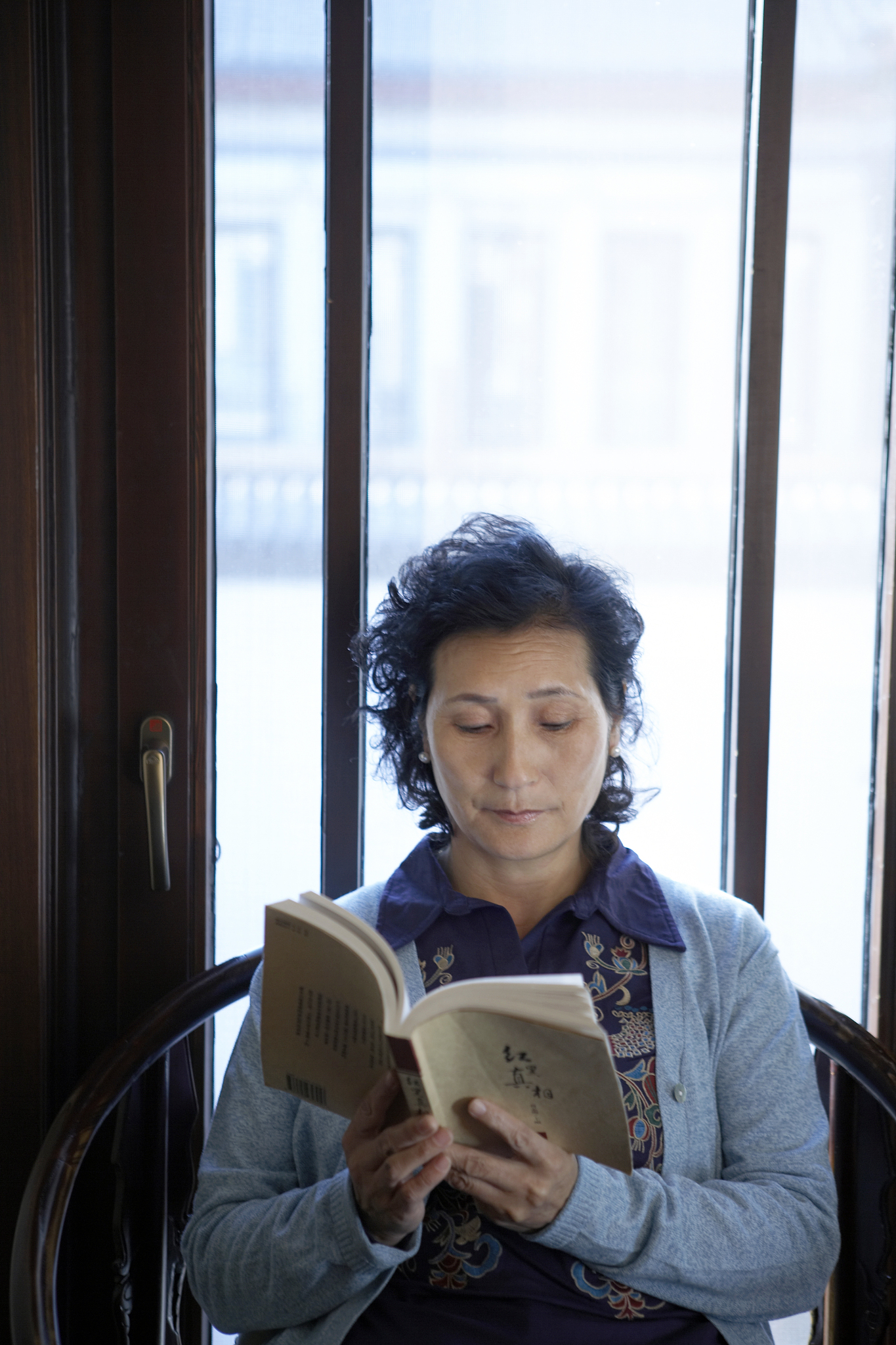 中村恒子《人间值得》读书分享？作为AI我不能够读书但是我可以提供一些关于《人间值得》的信息和概括。《人间值得》是中村恒子的代表作之一这本书主要描写了一位中年女性范子英在工作、家庭、爱情生活中所面临的困境和迷惘以及她通过自我反思和改变最终找到了生活的意义。通过范子英的故事中村恒子深入剖析了当代日本社会中普遍存在的问题如婚姻和职场压力、个人身份认同和自我实现等。同时她也表达了对于人类生存价值的思考和探