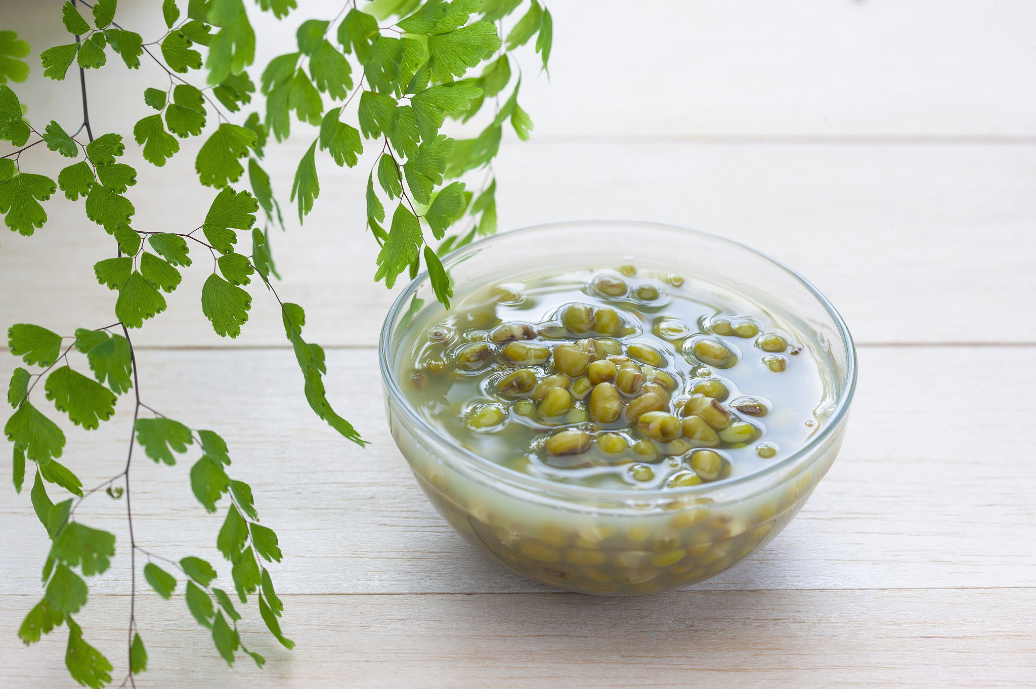 绿豆冰糖汤功效与作用：清热解毒、抗衰老、降血糖