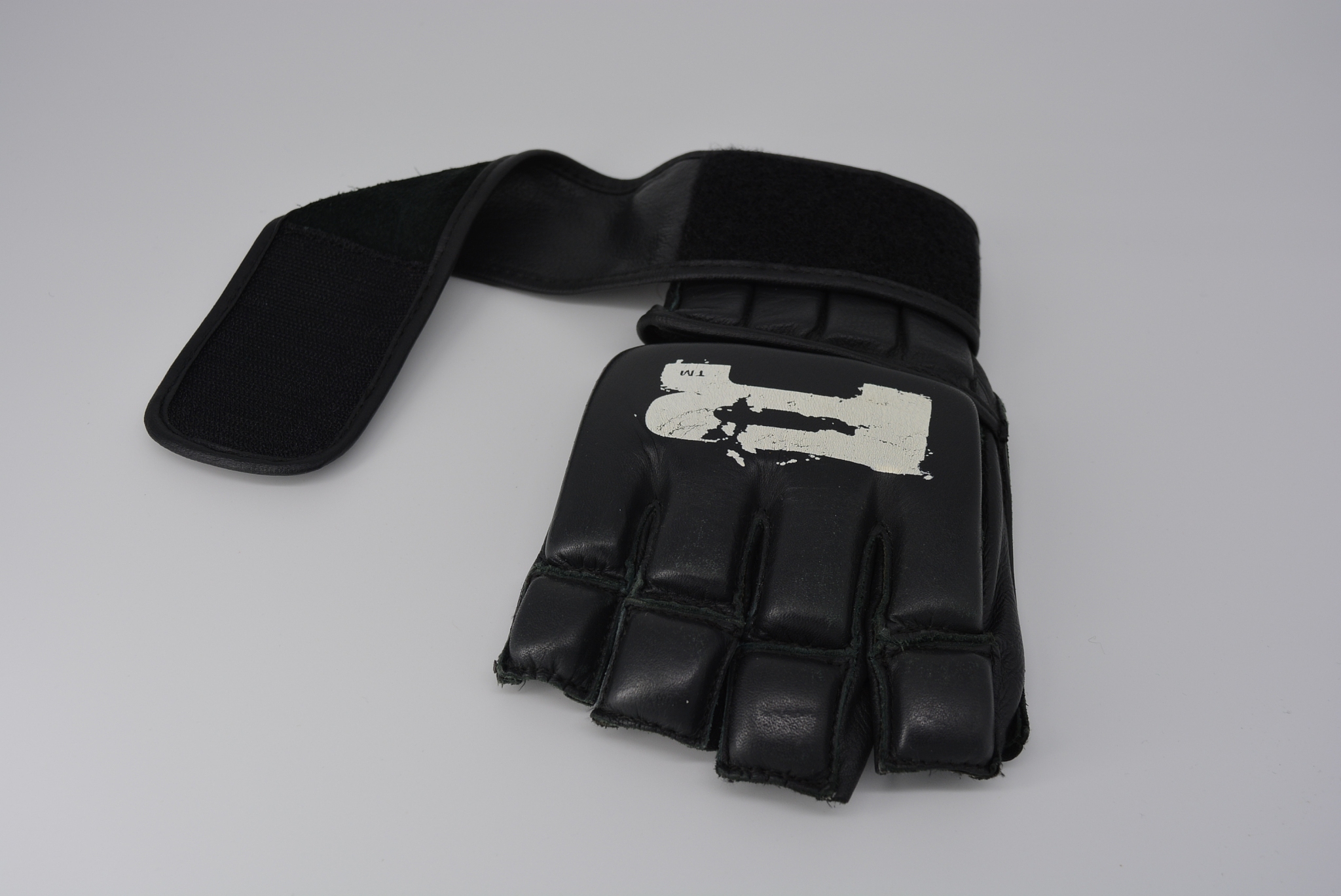 黑色皮革运动带：时尚百搭，舒适耐用