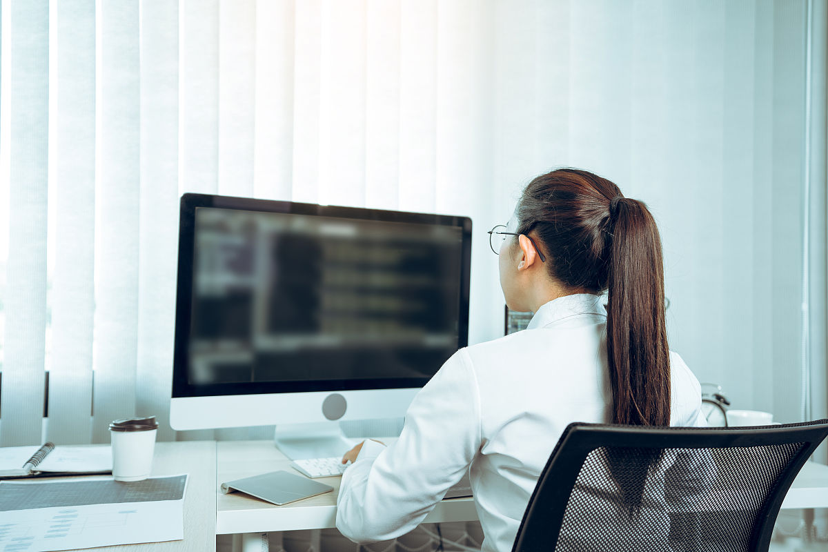 在我的课程报告中许多人并没有健康使用电脑和手机。请为此得出一些结论并提供一些改善这个现象的方法