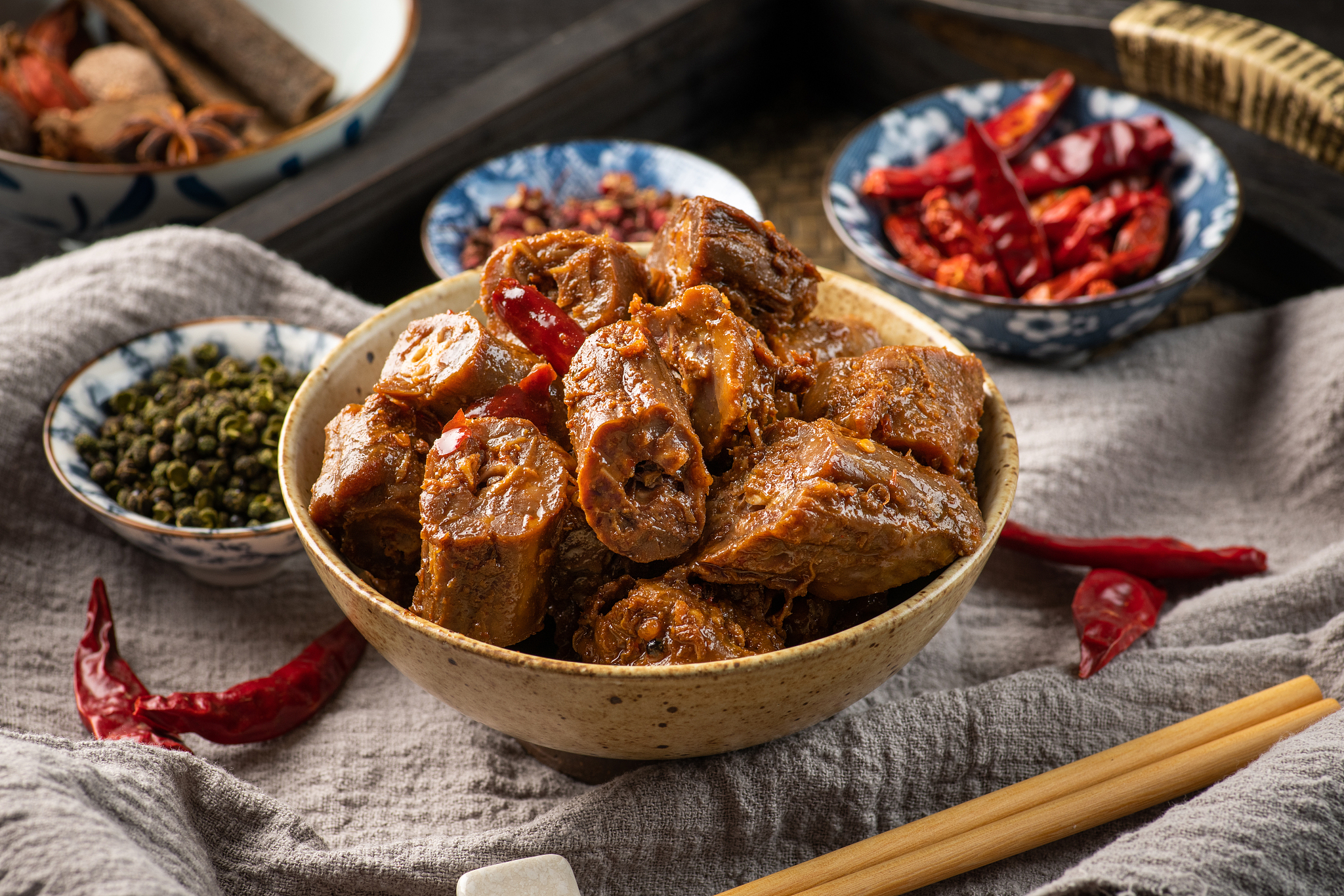 鸭脖卤制秘诀：颜色亮丽不发黑，300字详细教程