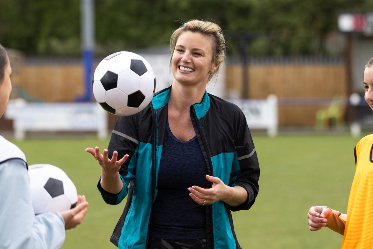 女生学足球有什么就业前景 女孩适合学足球吗
