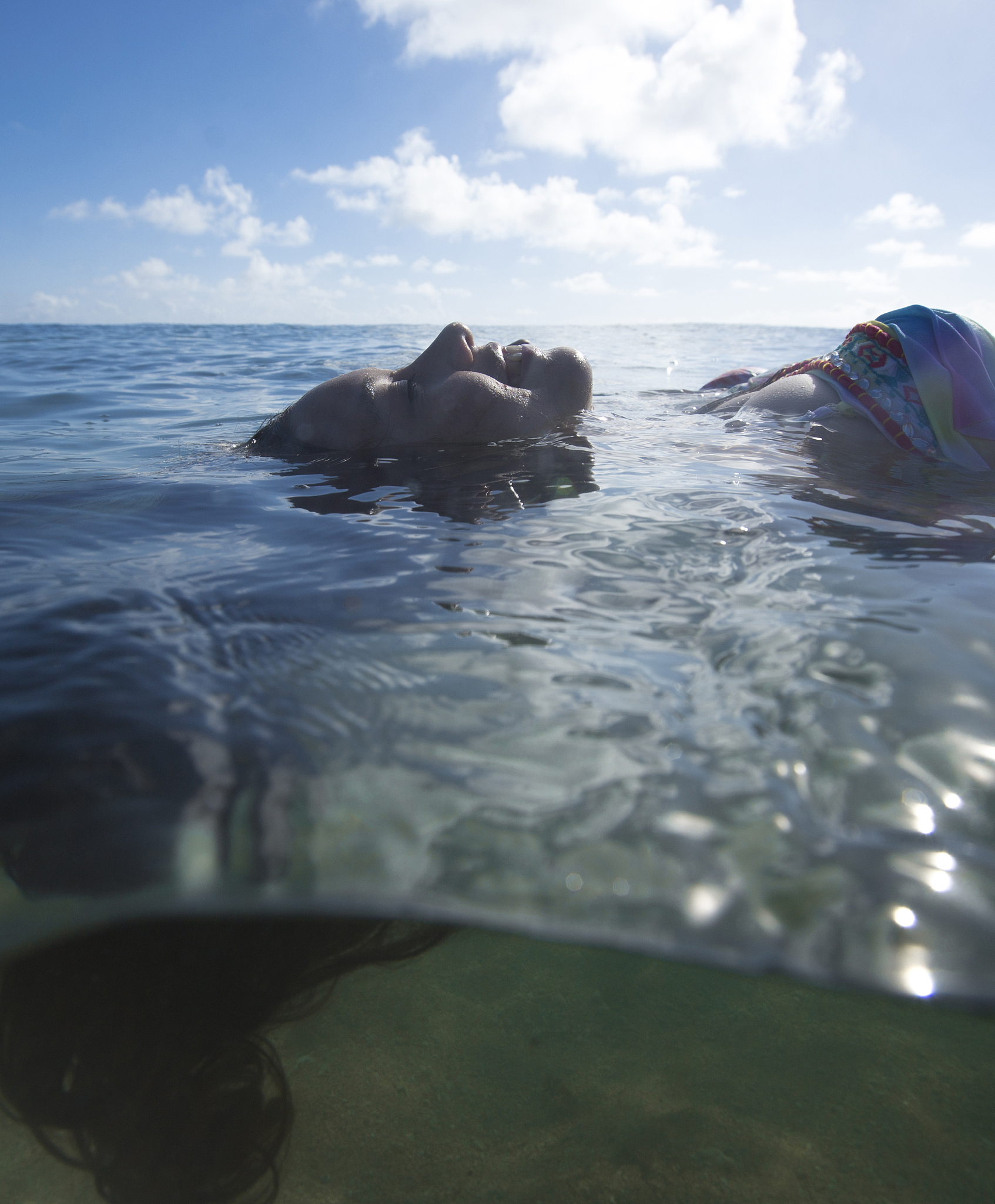 江上往来人但爱鲈鱼美。君看一叶舟出没风波里。你能联想到什么样的画面提取20个英语词语描述一下不要输出序号每个词语之间用分割