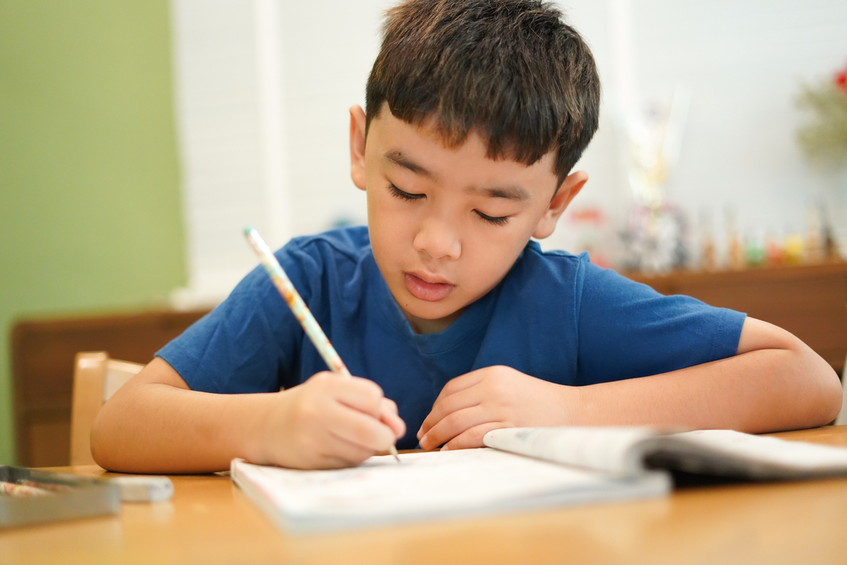 小孩子不想写字