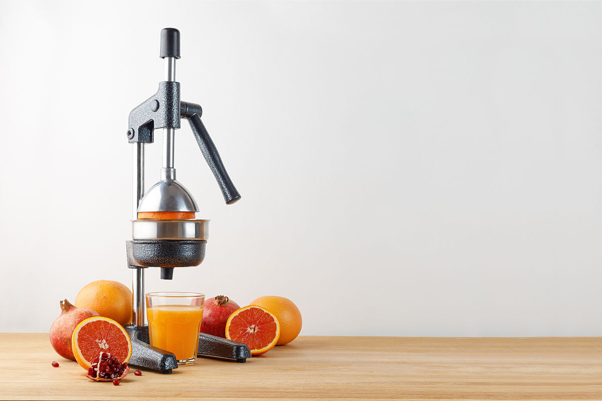 放眼市场现有的榨汁设备占地面积大、投入高、耗能高不具备抗氧化功能或者抗氧化效果差供应链整合度低并且少有设备投入枇杷汁的生产。要求：帮我将以上内容写的精炼一点