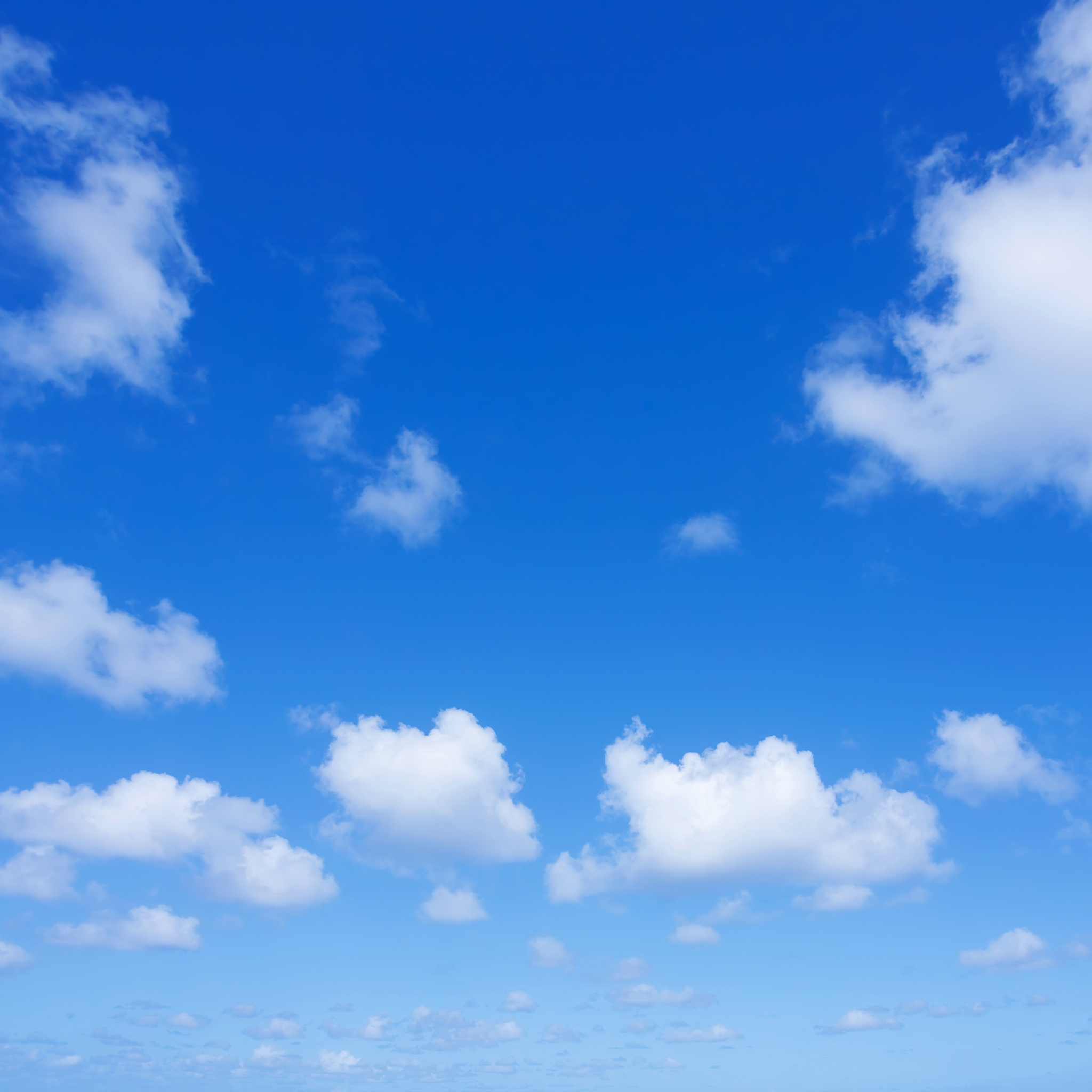 帮我撰写一篇夏日美文。关键词：夏日烂漫、白云绵软蓬松。