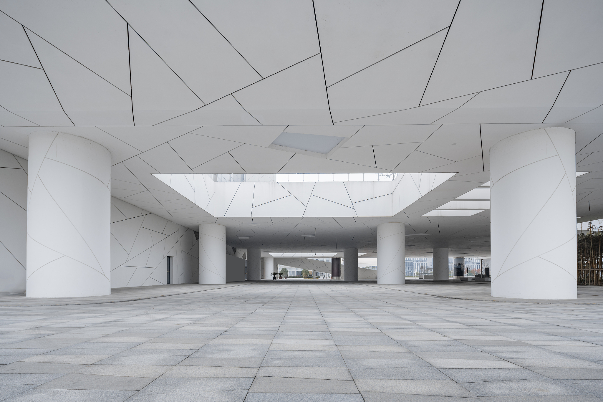 通过对某大型新建汽贸市场项目进行安全预评价。第六章 安全对策措施建议61 安全隐患排除62 安全隐患整改意见根据上面提纲补充撰写内容写成一段话格式不少于1000字。