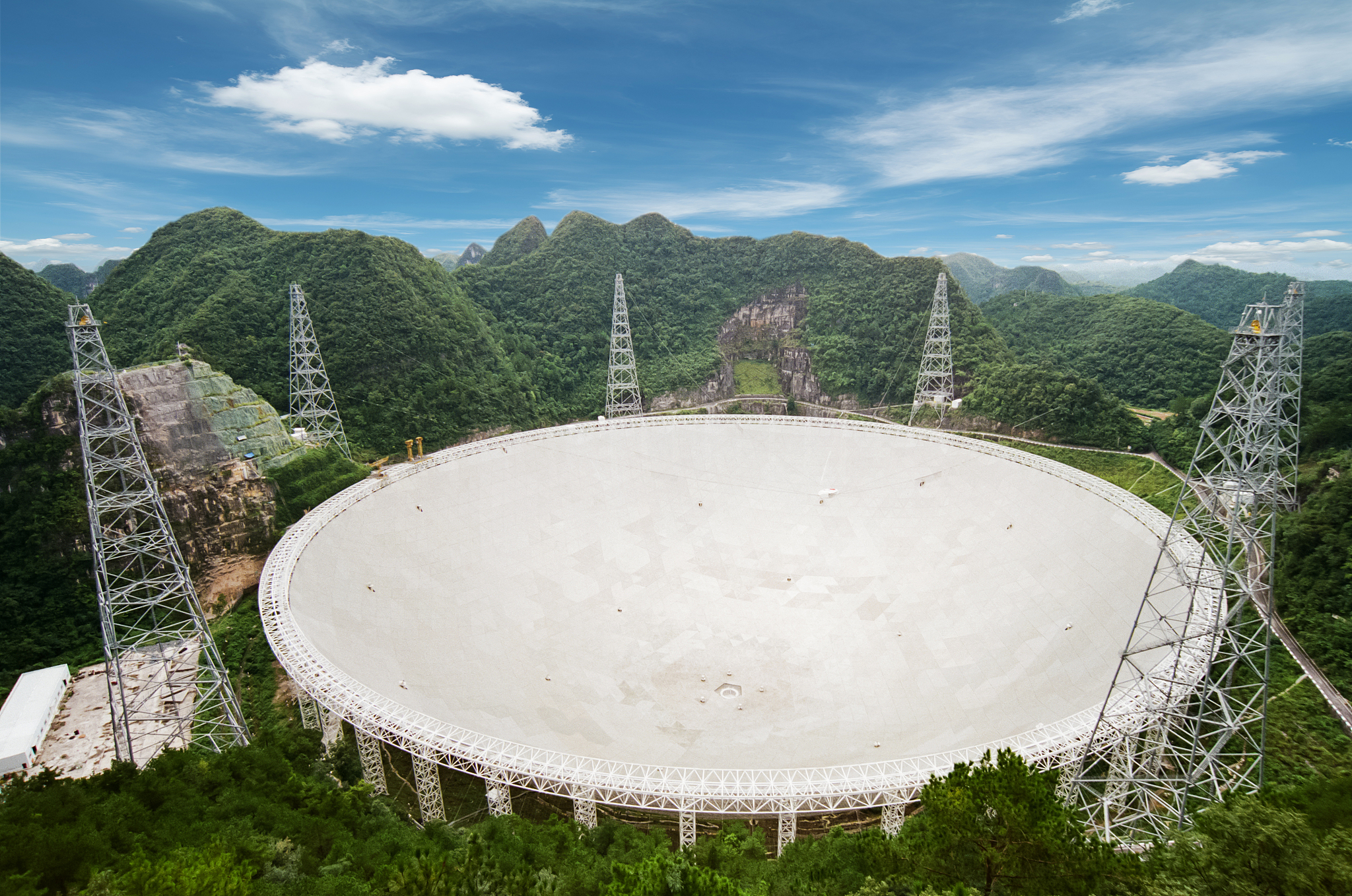 中国天眼：全球最大的单口径射电望远镜