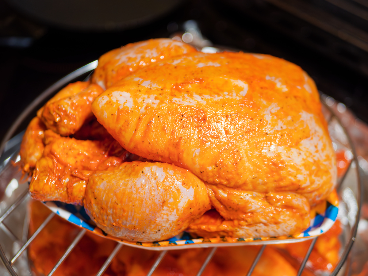 请根据以下模板写一份相似的文案描述更有画面感和诱惑力文字数量大致相同：网友们强烈推荐我用空气炸锅做一次窑鸡看看真的太惊喜了皮脆肉嫩又多汁一只鸡我怕不够吃我准备了半只用开水烫一下容易上色加姜葱一包好吃的窑鸡粉这个粉是好吃的灵魂一勺生抽小半勺老抽一勺花生油像我这样里外涂抹均匀后腌制一个钟以上空气炸锅180度烤25分钟拿出来后再翻一面再烤十分钟一口下去皮脆肉嫩又多汁真的太香了学会了记得点赞收藏哦