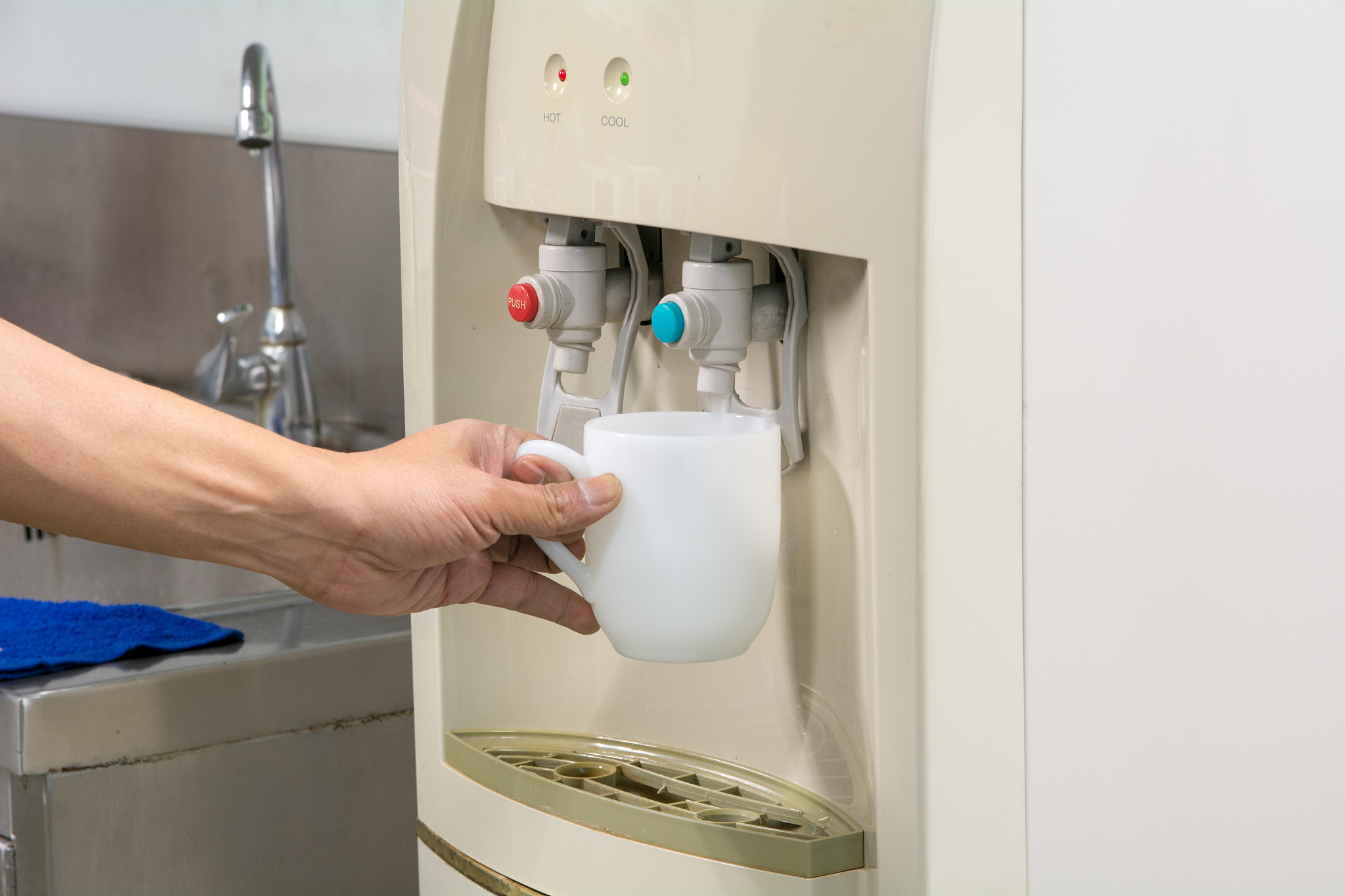 飞利浦净水器同时更换两个虑蕊咋操作