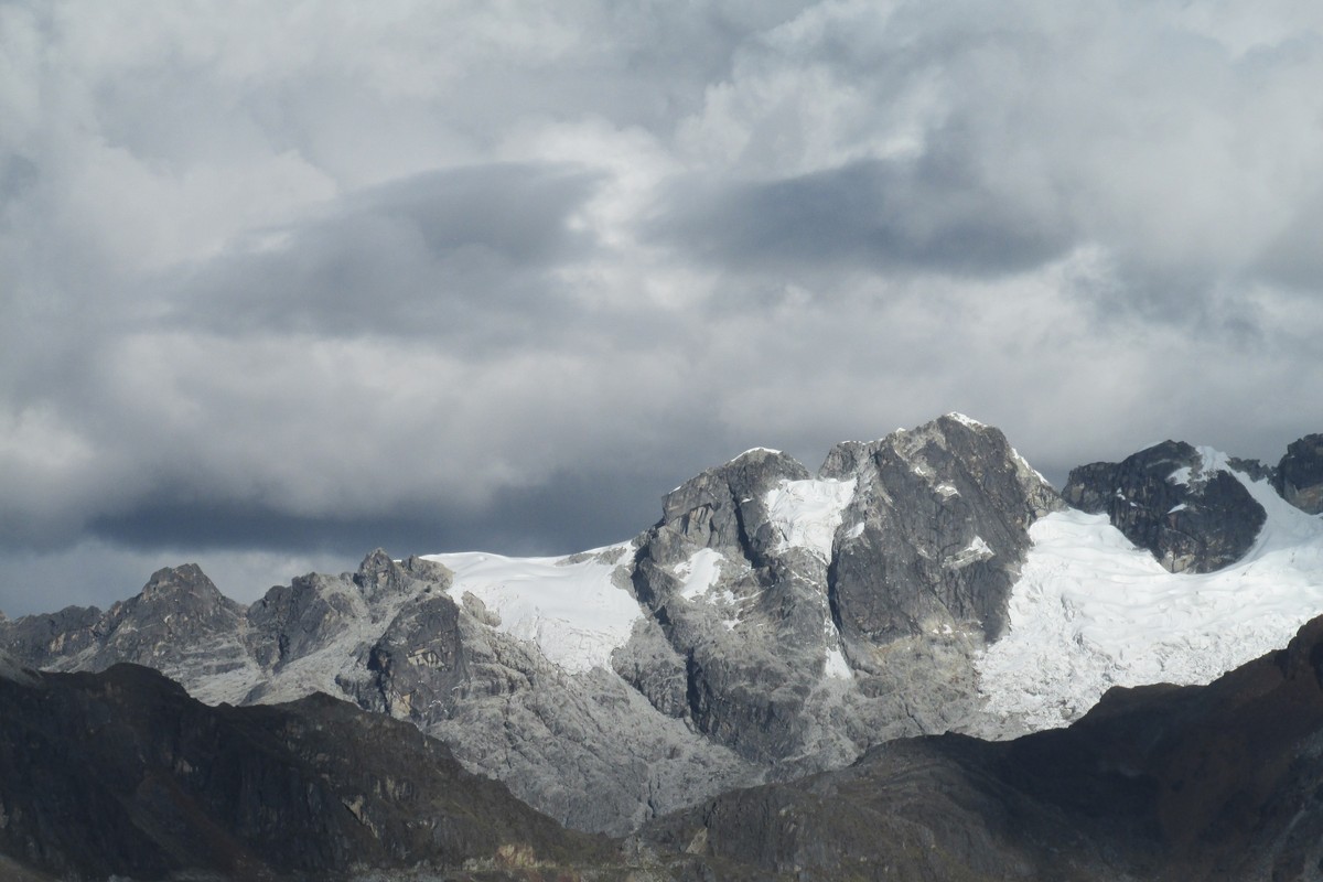 秘鲁的瓦拉斯卡兰国家公园山景,有被白雪覆盖的布兰卡