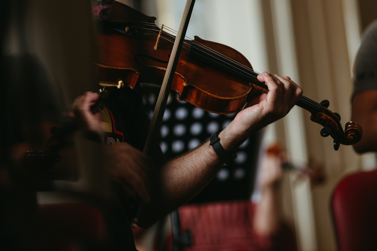 这个假期中有没有一个场景引起了你一些情绪让你印象深刻又或者你看了哪一部电影有一个画面让你想按下暂停键。请从以上现实生活或电影场景中任选一个展开描写。注意多种描写方式适当使用修辞情感真挚。