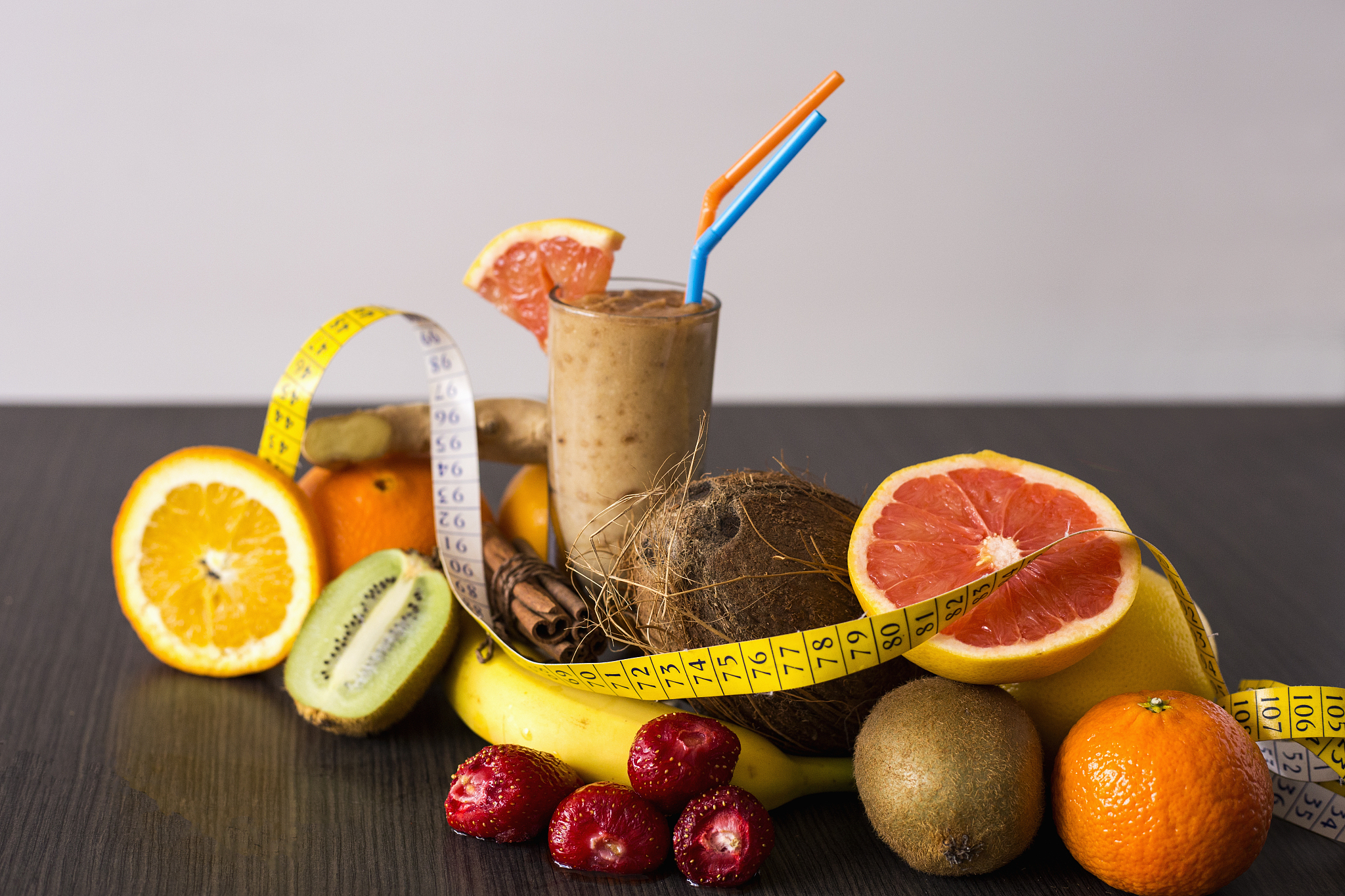 请以“越来越多的健康爱好者控制喝饮料”主题写一篇英文的文章，议论文的形式。