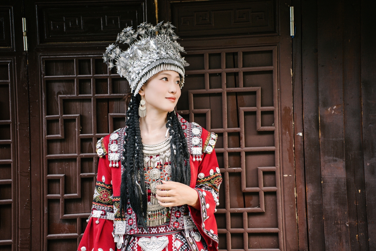 凤凰古城苗族少女传统服饰写真 - 8K超清特写