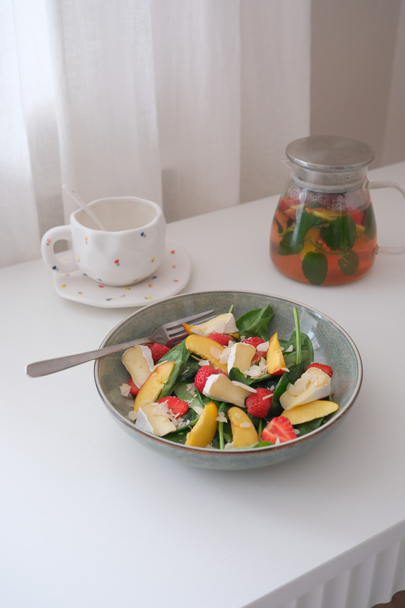 晚餐吃不对减肥好费劲想瘦的粉丝宝宝们给六点建议希望你耐心看完。一、晚餐不要用水果来代替因为很多水果含糖量高还不管饱让你越吃越胖。二、晚餐尽量少吃或不吃精致碳水的食物比如说白米饭、白面条、白馒头、白粥这类精致碳水它的升糖指数比较高会促进身体产生大量胰岛素促进脂肪的存积。三、适量补充优质脂肪比如说亚麻籽油、橄榄油。第四多吃优质蛋白质肉、蛋、奶、豆制品都可以这样可以防止肌肉流失提高基础代谢。第五尽量多吃