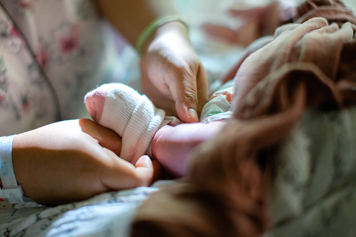 见证生命的奇迹：美女生孩子的感人瞬间