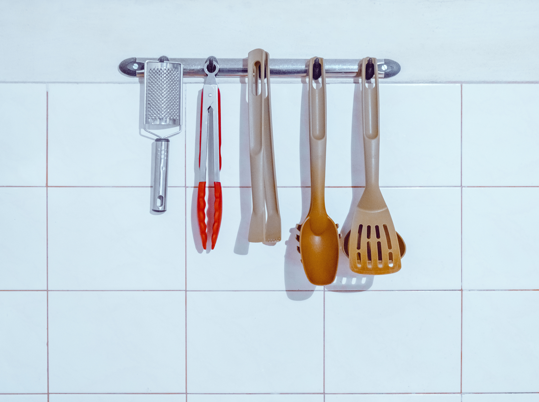 用美式英语写3条关于漏斗三件套 厨房工具过滤漏斗产品的正面评论。内容附带评论标题评论单词数量小于60个单词。