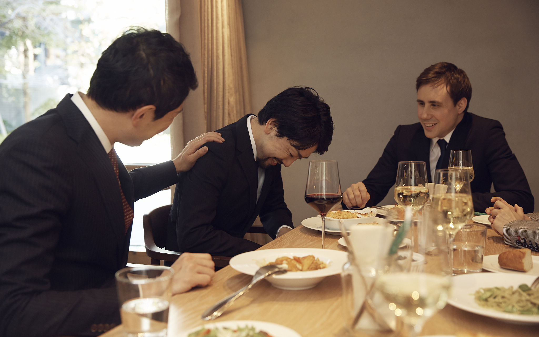 西方礼仪的特征和表现形式3000字论文西方礼仪是指西方社会中的行为规范和社交习惯它是西方文化的重要组成部分。西方礼仪的特征和表现形式主要包括以下几个方面。一、注重礼貌和尊重西方礼仪注重礼貌和尊重这是西方文化的重要特征之一。在西方社会中人们常常使用一些礼貌用语和礼貌行为来表达尊重和关心。比如人们在见面时会互相问候问候语通常是你好、早上好、晚上好等这些问候语可以表达出对对方的尊重和关心。此外在西方社会