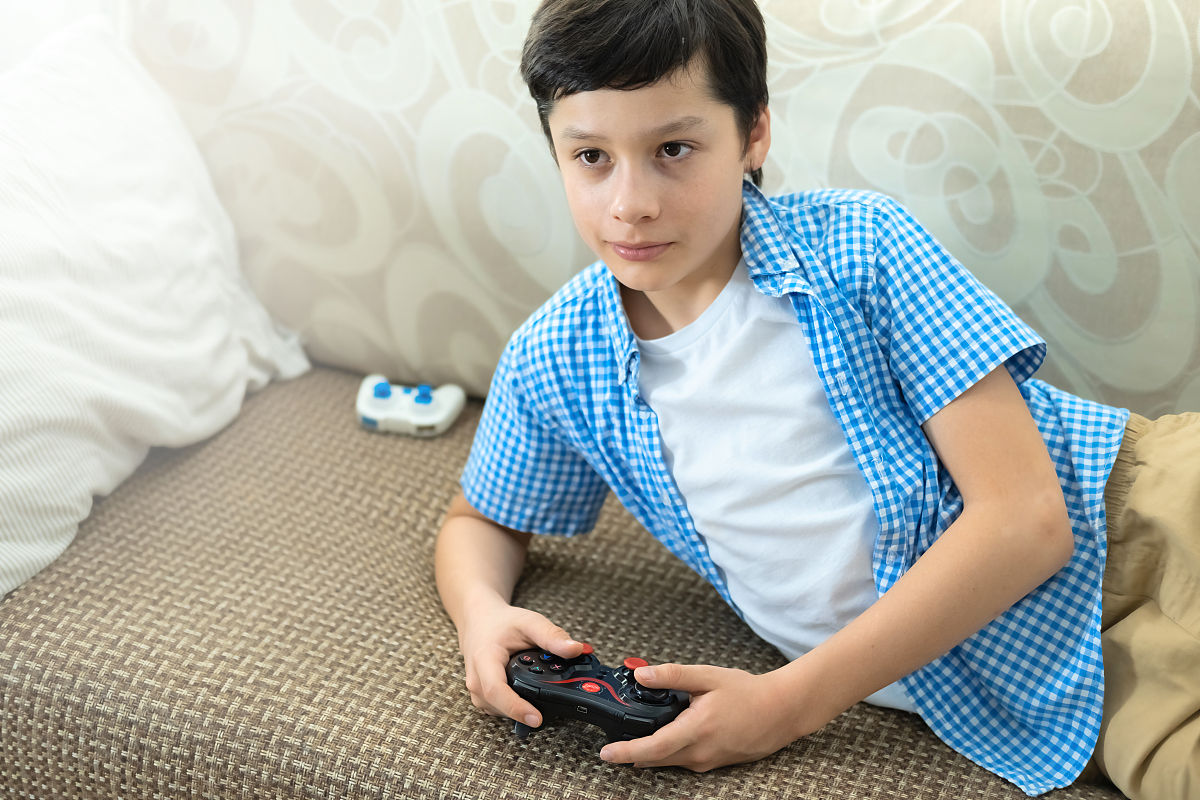 用一个对绝地求生辅助非常了解的视角写一篇不低于900字的SEO文章最好带小标题输出文章标题。文章标题是：绝地求生稳定透视：如何在游戏中与其他玩家合作共同打败透视玩家？。参考百度搜索相关资料选择性使用资料内容写出的内容避免重复并写出例子。