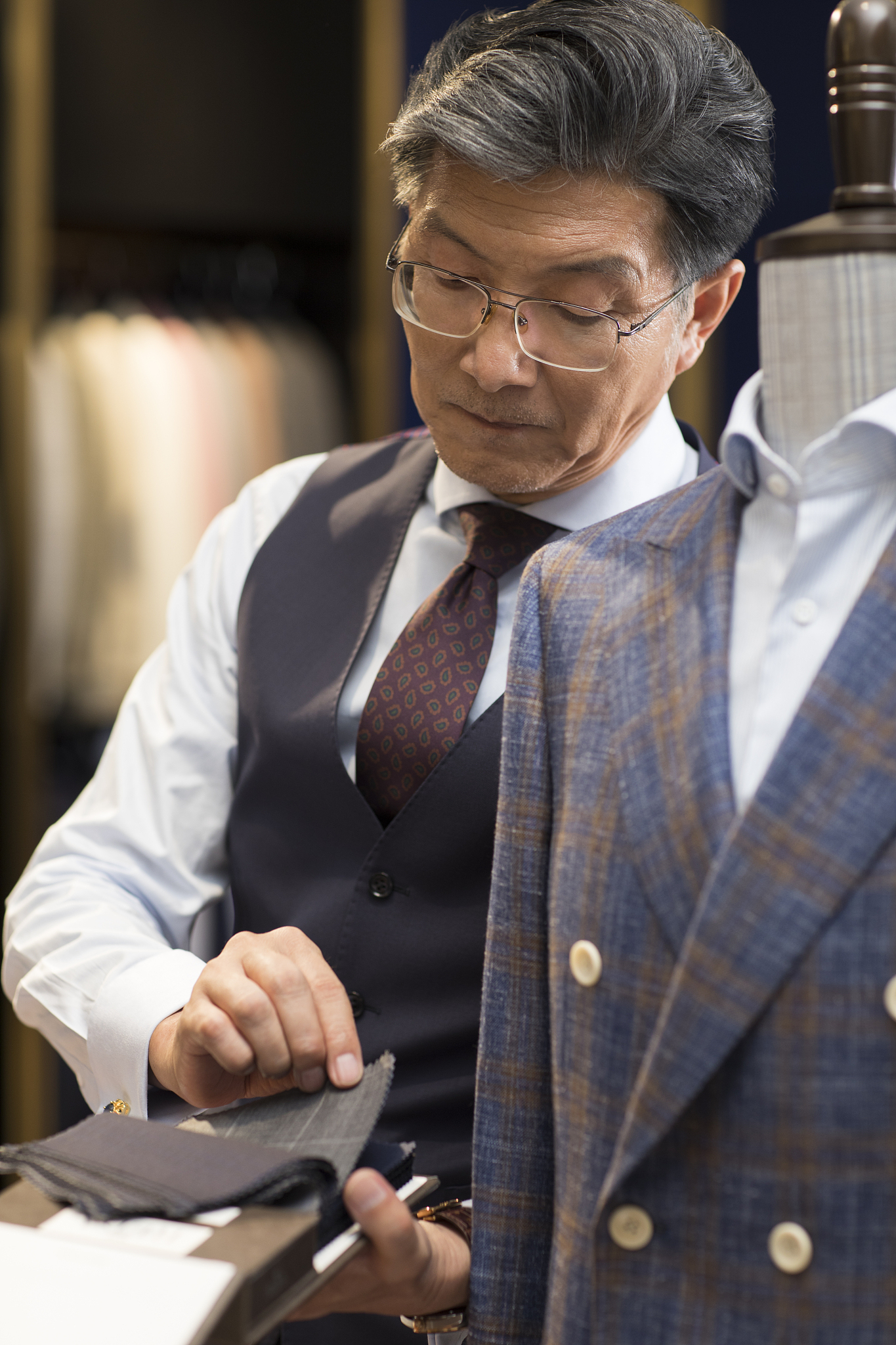 服装设计师工资高吗？薪资待遇解析及提升方法