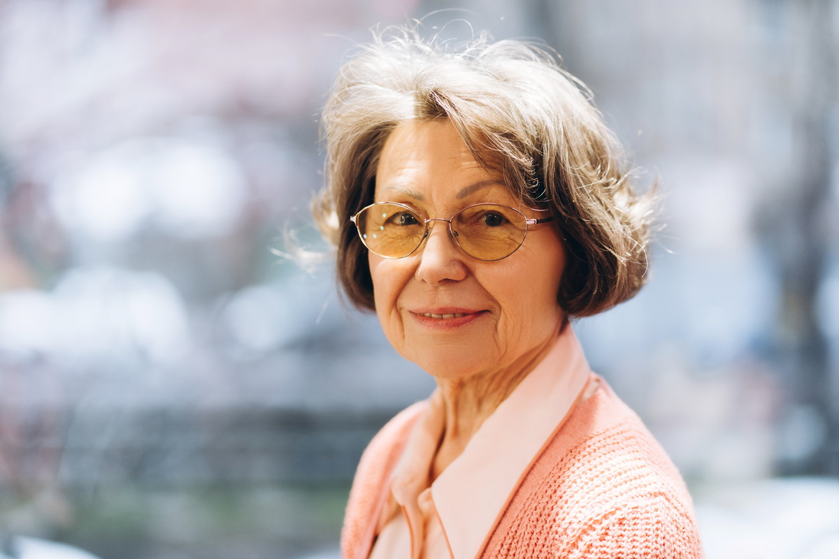 70岁精神矍铄的老婆婆，优雅迷人，活力四射