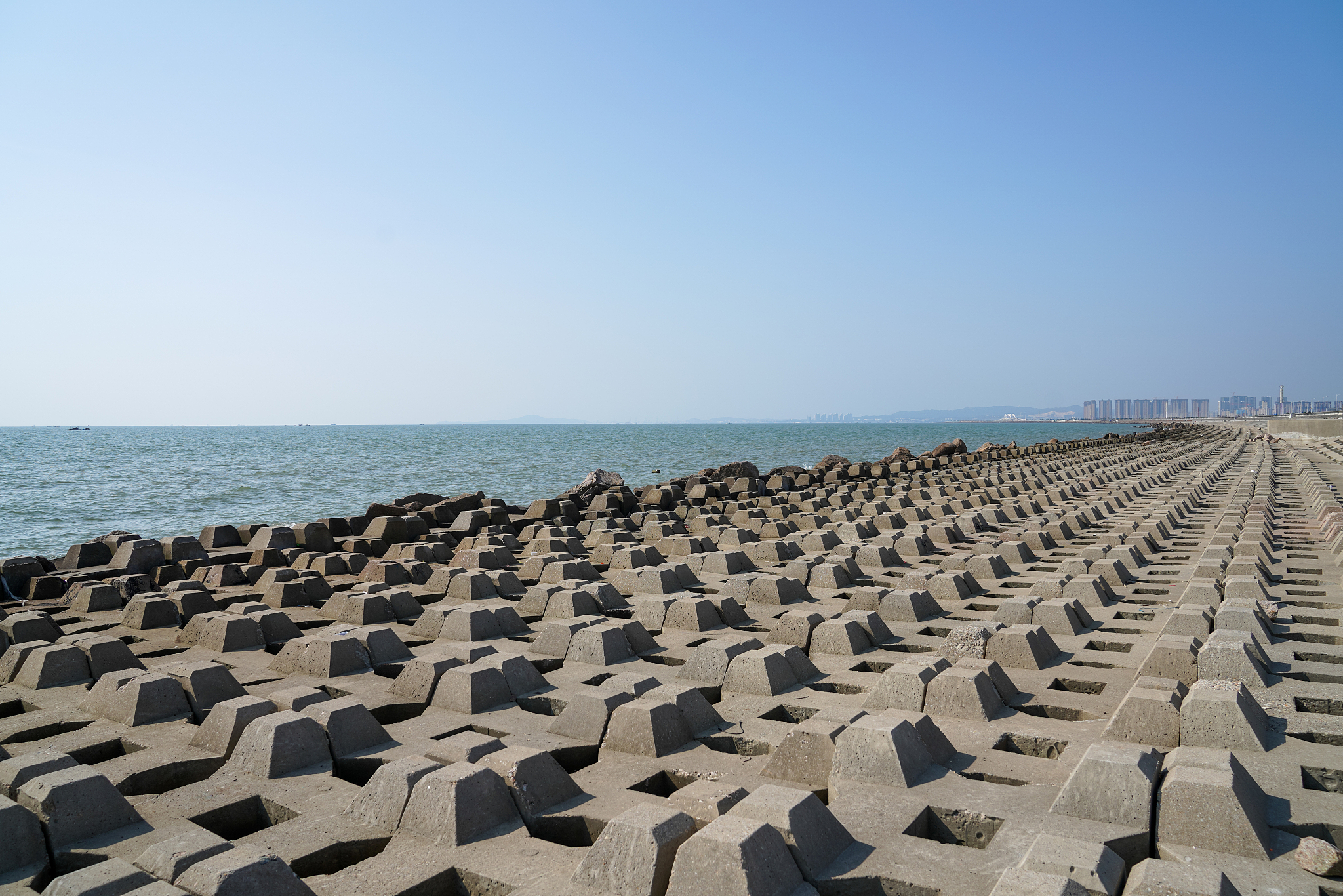 你好请将这句话拓写至600字：随着人们对护岸的要求不断增加现代海堤逐渐倾向于软硬防护相结合的措施