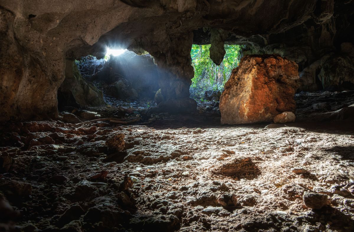 外洞探险之旅：神秘奇景，令人惊叹