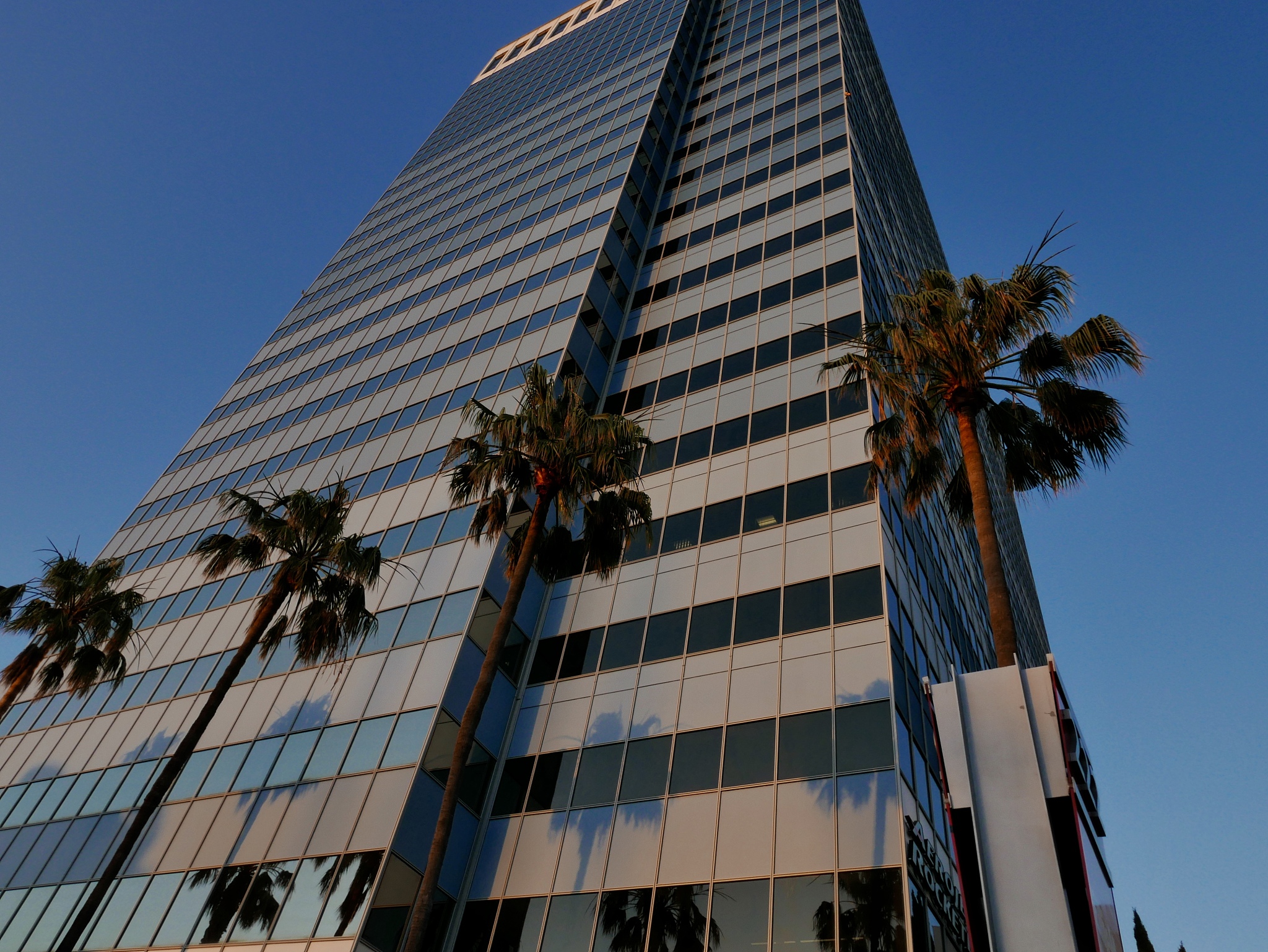 Centralized Management Style: Craig's Approach at Shangri-La Hotel