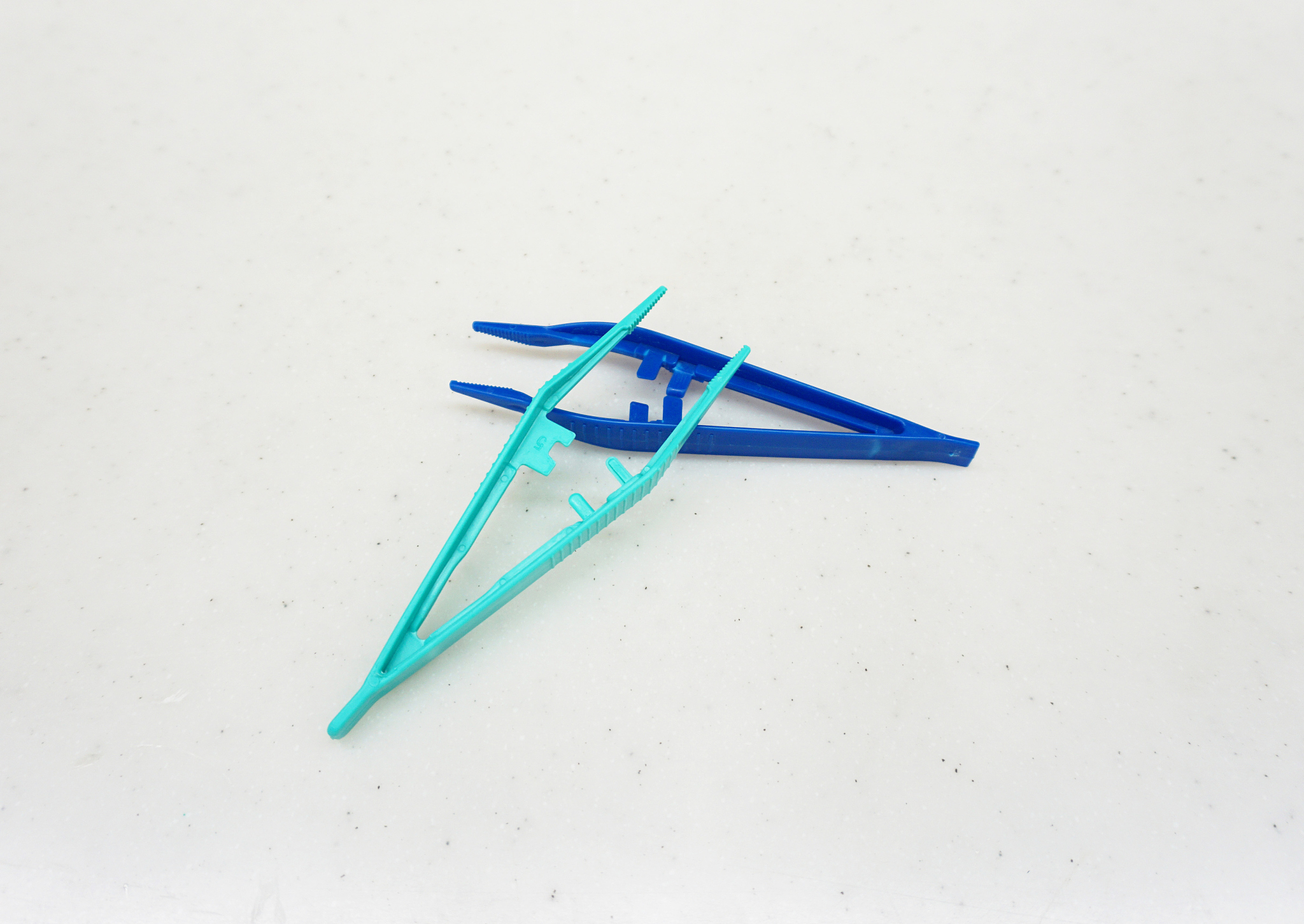 回旋镖的惊人飞行：绕过障碍物精准回归！