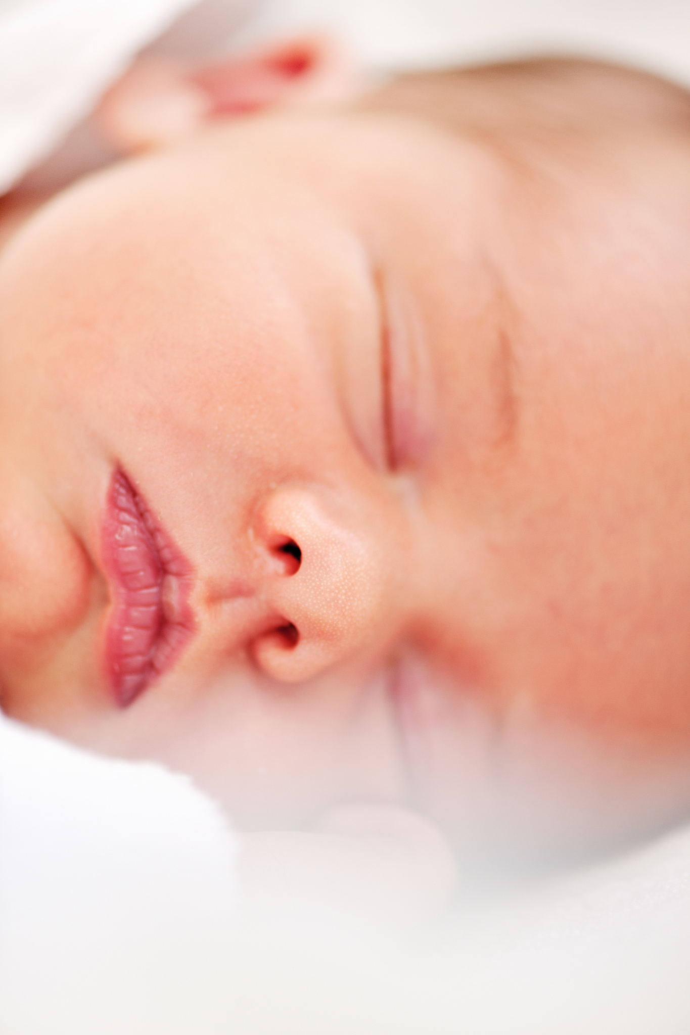 4个月宝宝咬下嘴唇是怎么回事