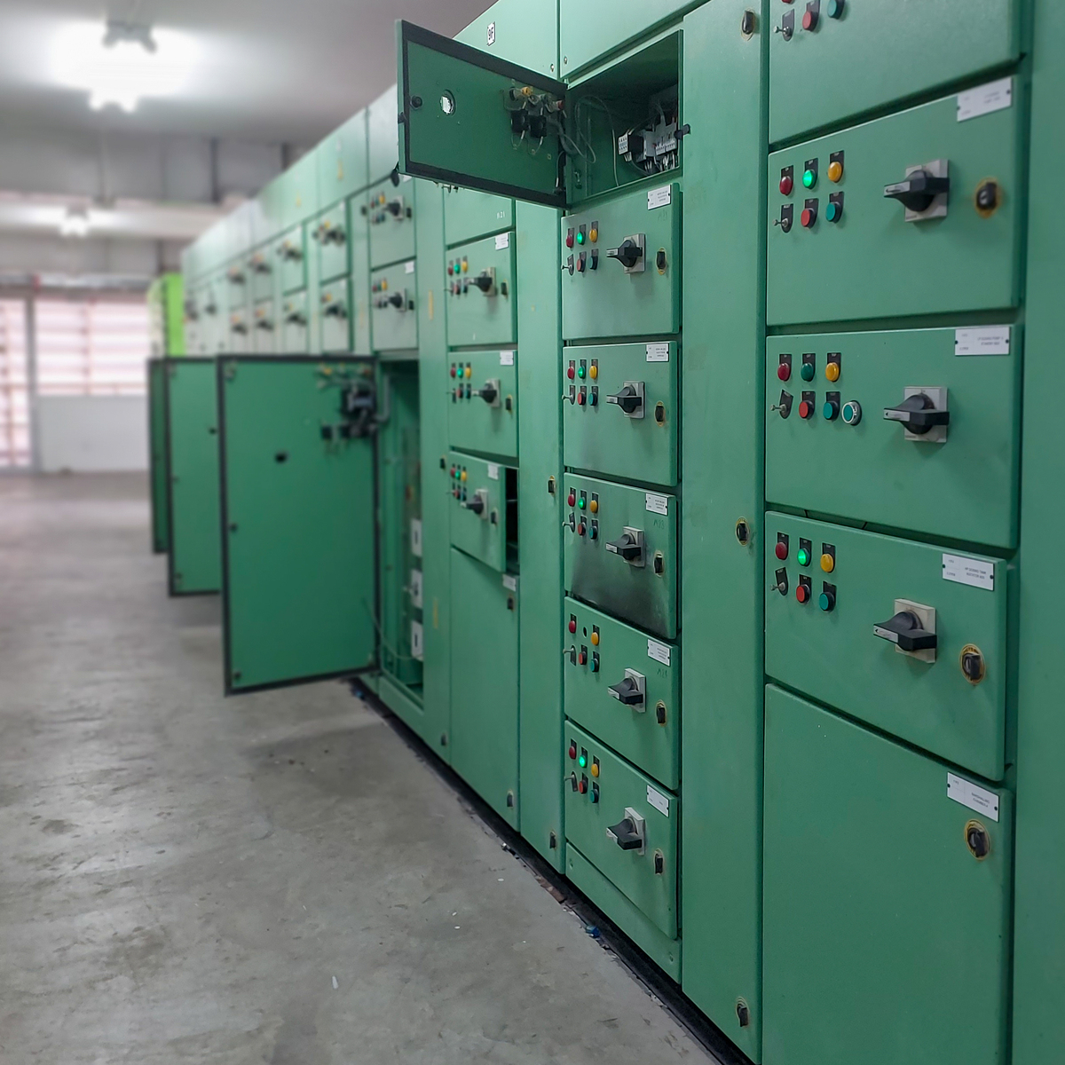 大型设备+动力电源电压是多少帮我用180字详细描述