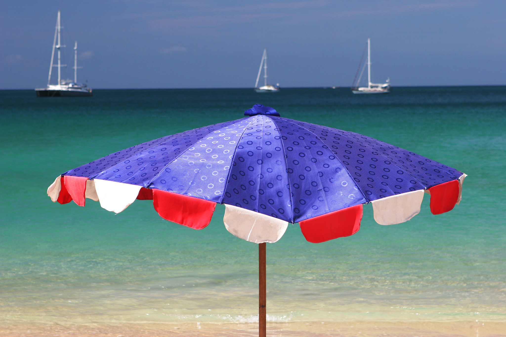 Durable Outdoor Umbrella with 11-Layer Thatch, Tilt Adjustment, and Easy Storage