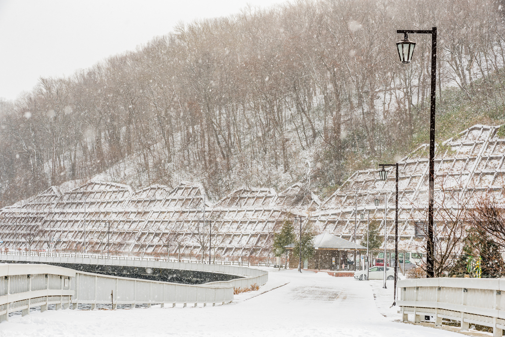 請計劃一個在4月中在北海道為期8天的旅行.