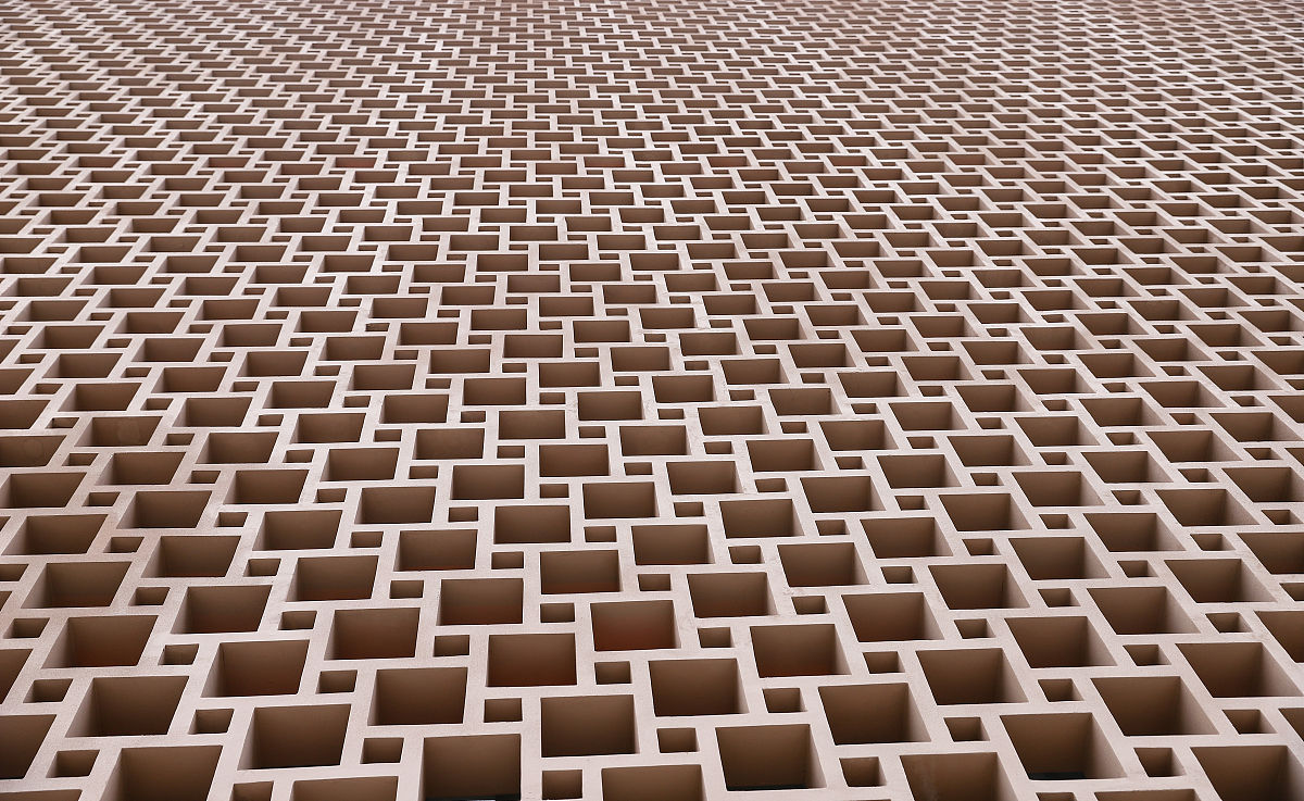 蜂窝纸保护柱包装纸是一种创新型的环保包装材料许多小六边形截面组成的纸通过胶水形成闭环通过拉伸撑开包裹产品底部用圆形粘胶粘贴。它具有抗压和缓冲性能能够有效地保护包装物品不受损坏。蜂窝纸包装纸适用于各类瓶类、圆柱形产品的包装。它不仅可以减少包装废弃物的产生还能有效地降低运输成本和能源消耗是一种非常环保和经济实用的包装材料。蜂窝纸是由针叶树的长纤维制成的用长纤维才能有高拉伸率且可回收再生、生物降解、保护