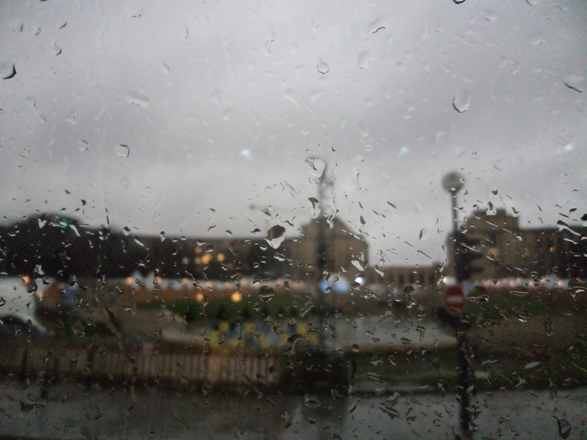 雨天里的美好与沉思：感受雨声带来的宁静与活力