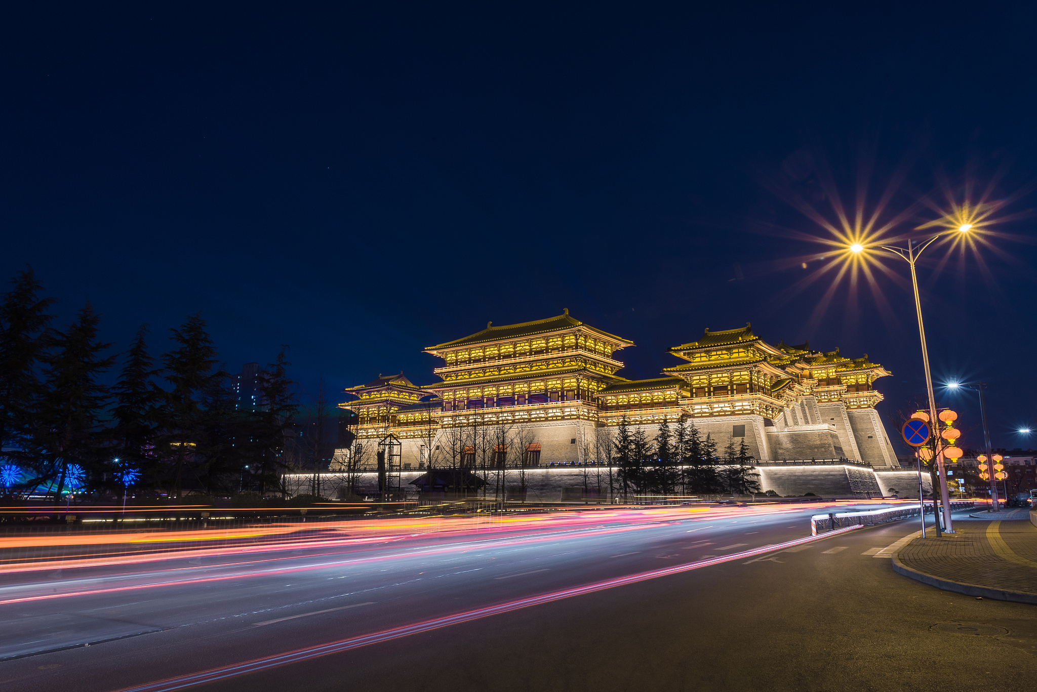 我去洛阳旅游 帮我写发微信朋友圈有文艺的文案 内容简短精悍