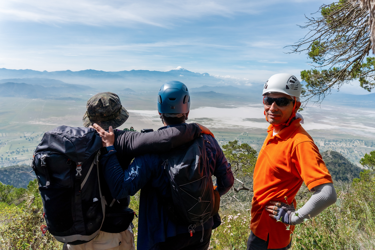 周末户外徒步：山顶风景与团队合作的宝贵体验