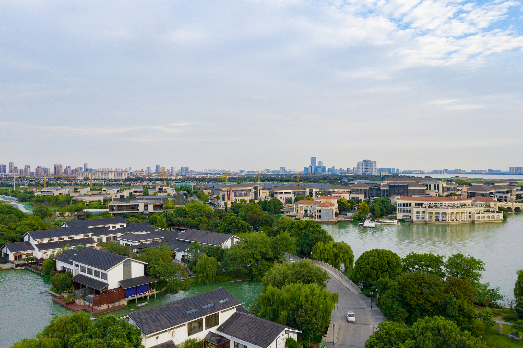 鸟瞰滨水城市商业居住区