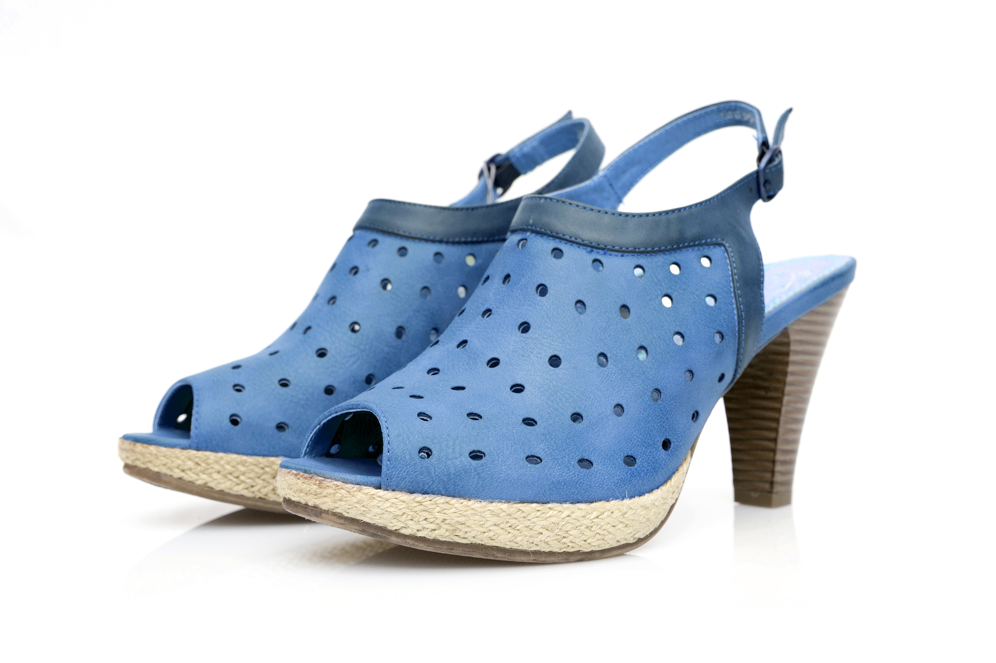 用美式英语写3条关于女士欧美复古大码轻便镂空柔软鞋底休闲鞋凉鞋 蓝色的好评以及其好评标题。结果格式为输出格式为：标题+：+好评内容。