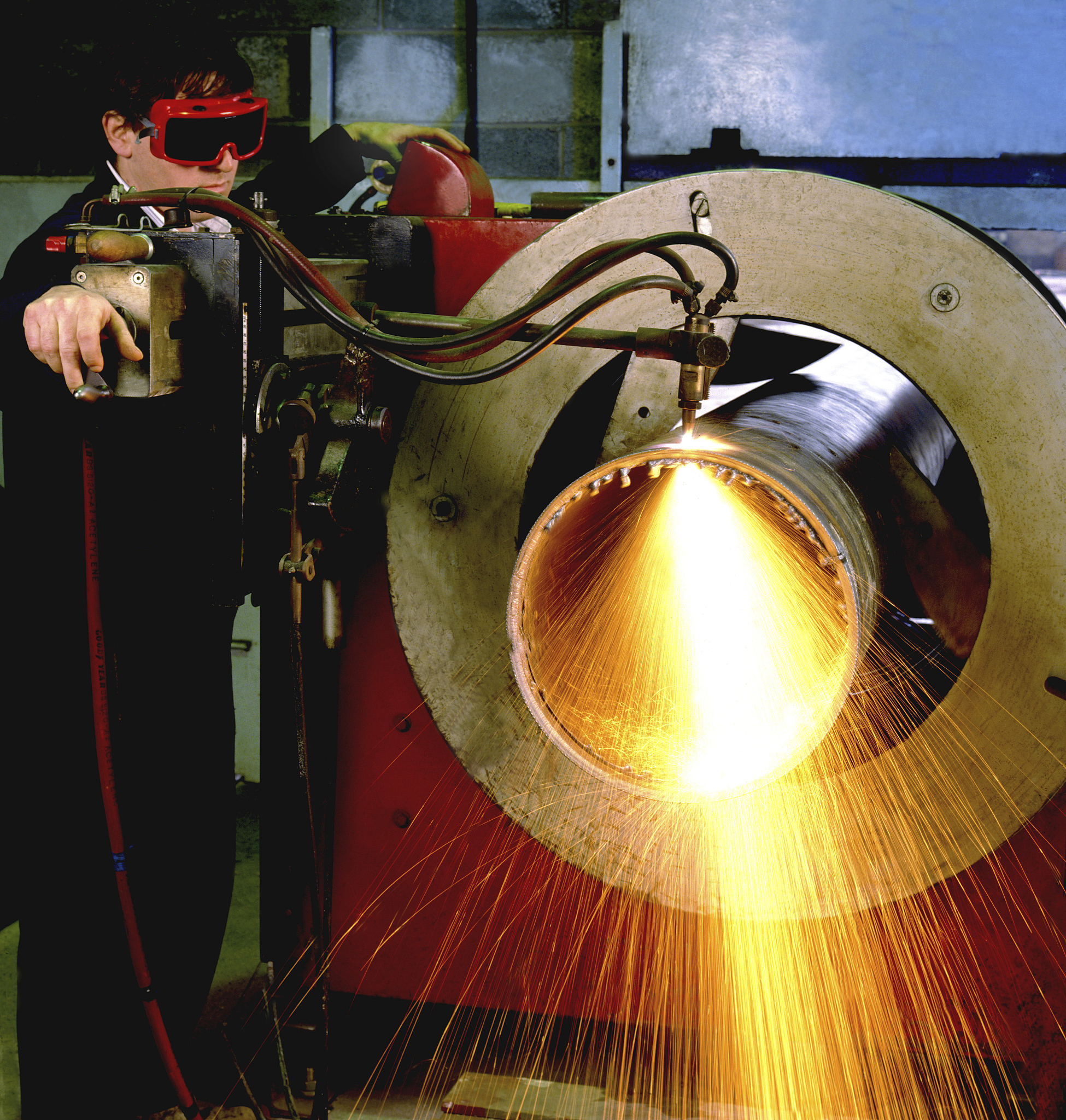 扩写刘弘等人采用同步送粉激光熔覆技术在27SiMn钢基体表面制备了FeCoCrNiMox高熵合金涂层研究了Mo元素含量对FeCoCrNiMo涂层组织的影响。通过X射线衍射仪XRD、光学显微镜、扫描电镜SEM以及显微硬度计对熔覆层的微观组织结构和显微硬度进行观察和测试且利用电化学工作站研究了熔覆层电化学腐蚀行为。高熵合金涂层与基体贴合紧密形成了良好的冶金结合。FeCoCrNiMo025、FeCoCr