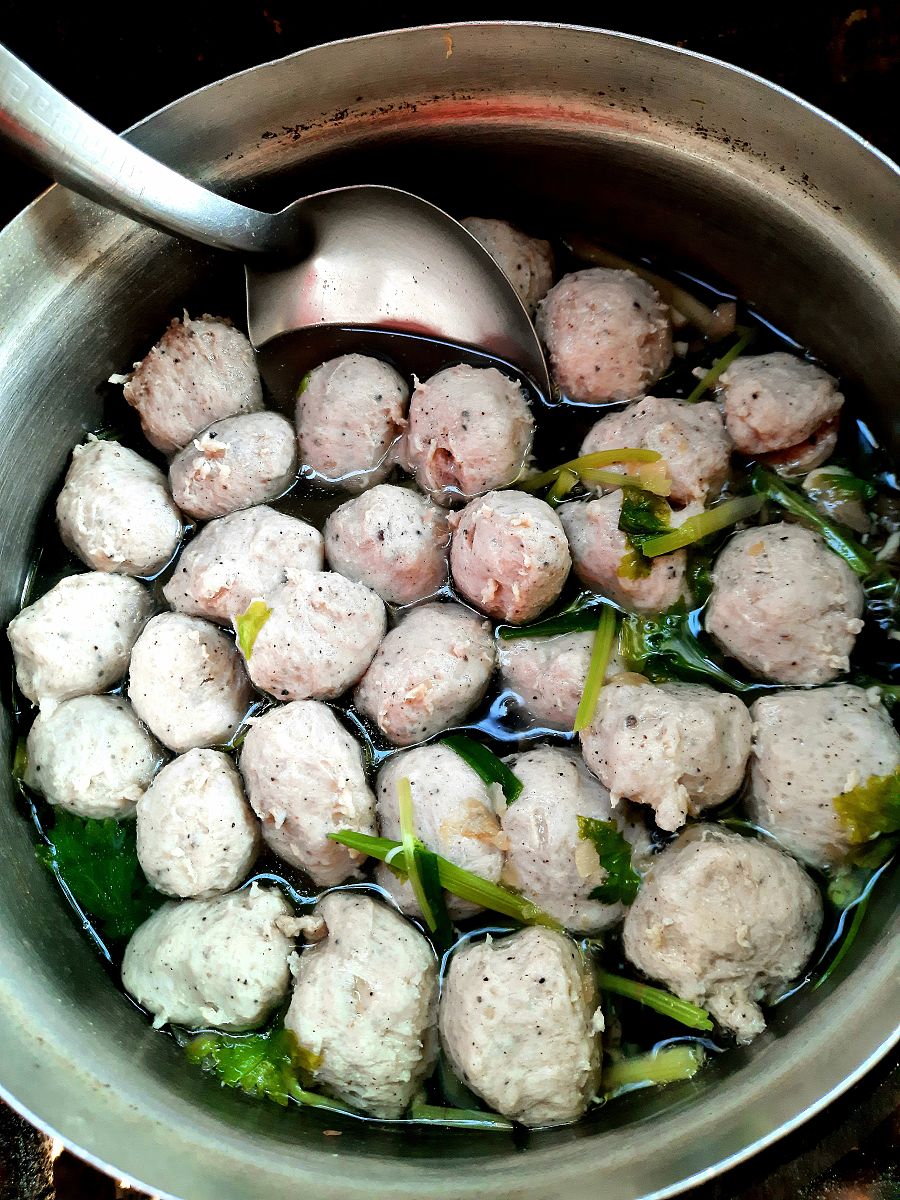 在炉子上煮肉丸汤,准备食物.
