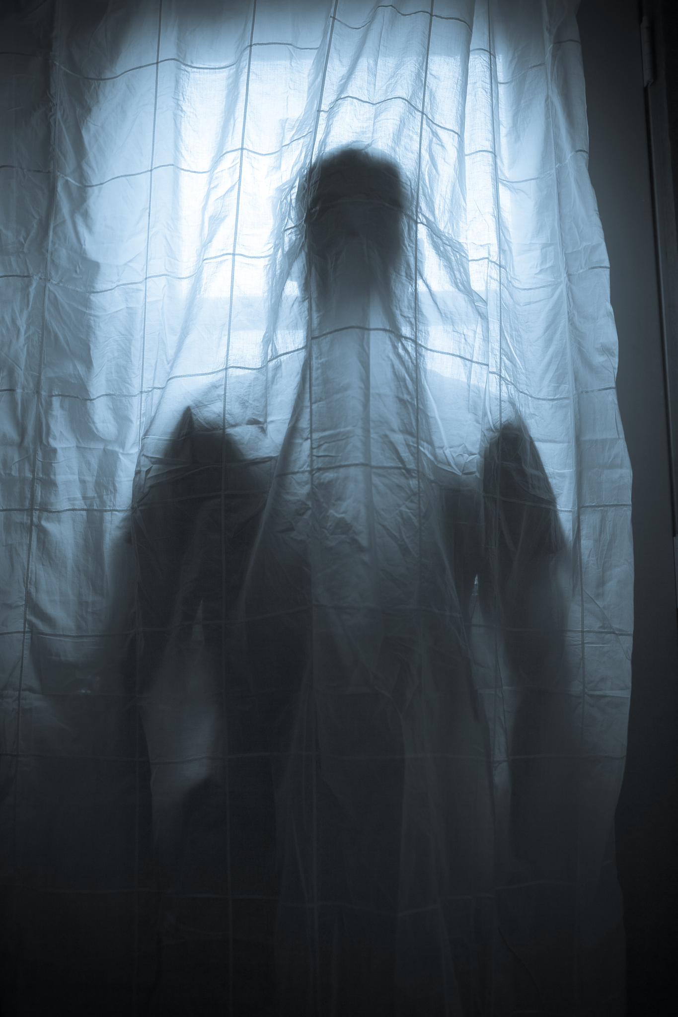 荒凉河畔的孤独灵魂：一个杀人犯与一个孤独者的故事